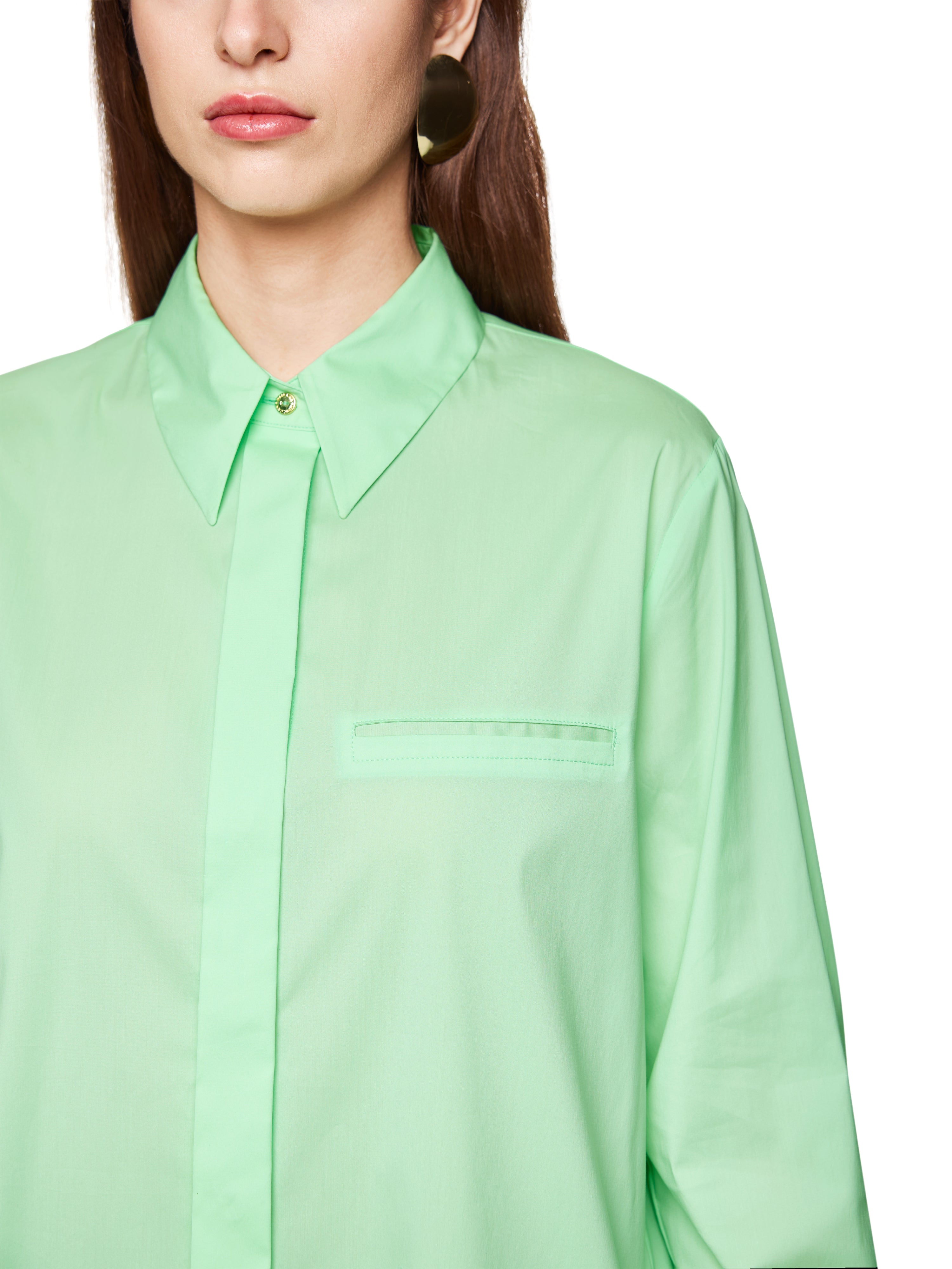 חולצה מכופתרת בגזרת אוברסייז עם כפתורים נסתריםהרכב: 75% כותנה, 20% פוליאמיד, 5% אלסטןהדוגמנית בגובה 1.79 ולובשת מידה 3 של מארק קיין