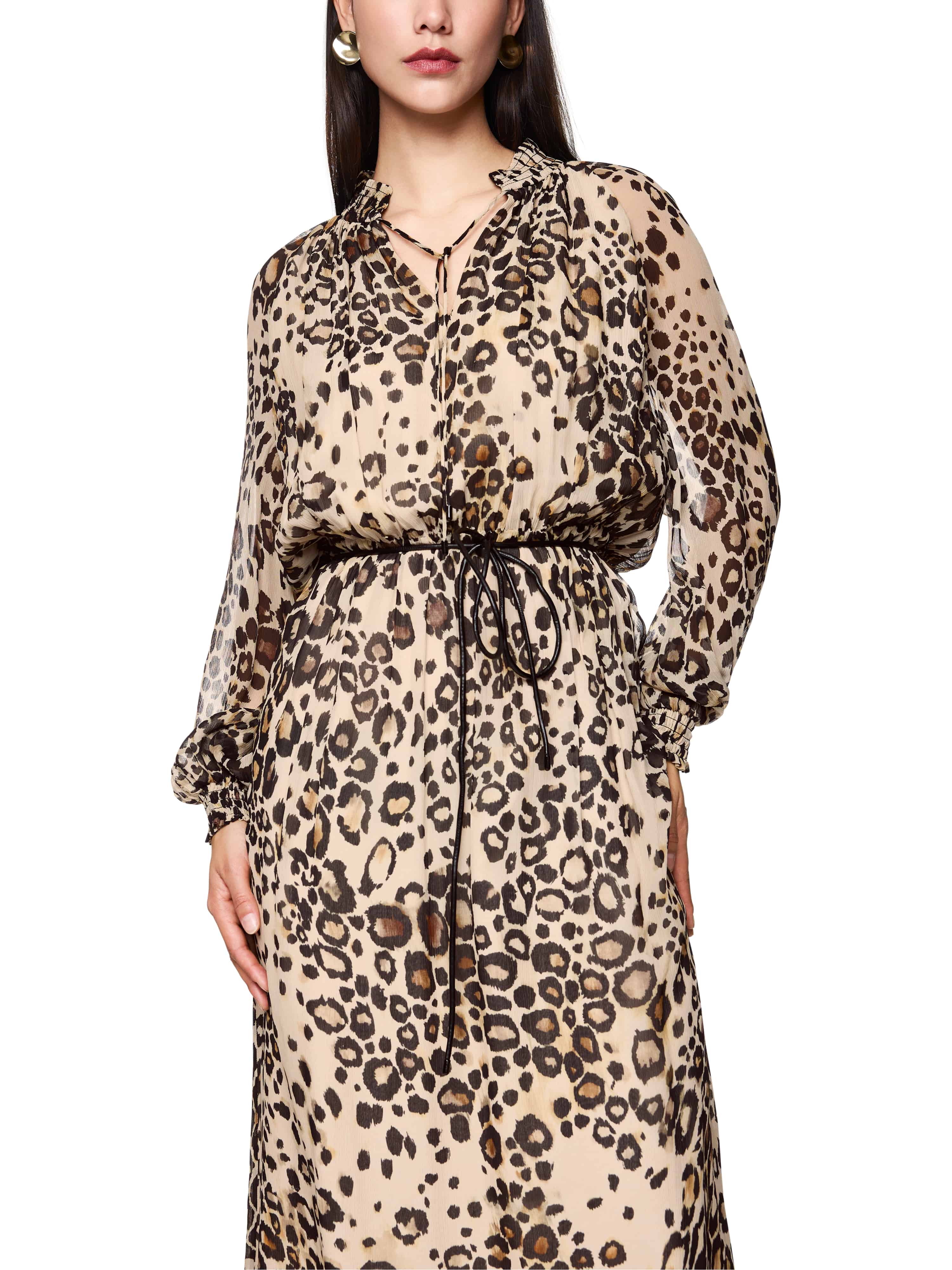 שמלת מקסי אלגנטית עם הדפס וצווארון Vהרכב: 100% ויסקוזההדוגמנית בגובה 1.79 ולובשת מידה 3 של מארק קיין 