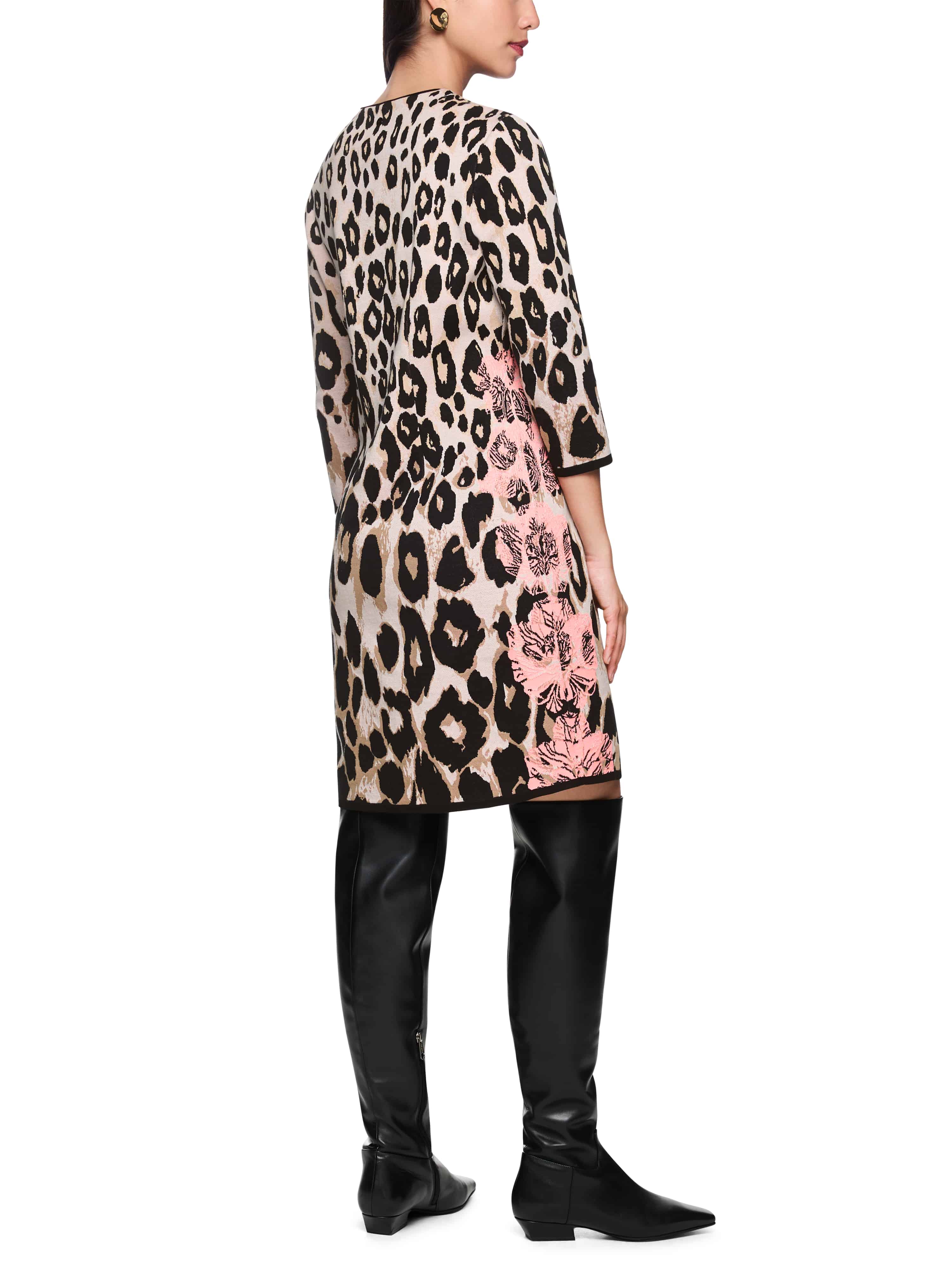 שמלת מיני הדפס סרוגה עם צווארון עגול ושרוולי ¾הרכב: 43% כותנה, 23% פוליאסטר, 23% כותנה, 11% ויסקוזההדוגמנית בגובה 1.79 ולובשת מידה 3 של מארק קיין 