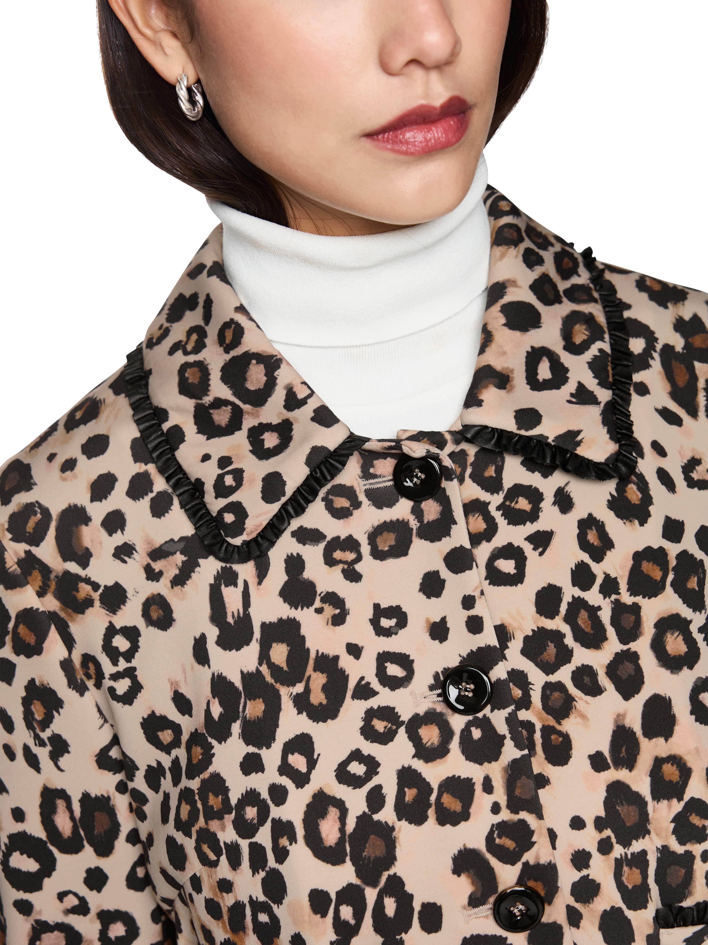 ז'קט קצר גזרה ישרה עשוי בד סקובה עם הדפסהרכב: 87% פוליאמיד, 13% אלסטןהדוגמנית בגובה 1.79 ולובשת מידה 3 של מארק קיין