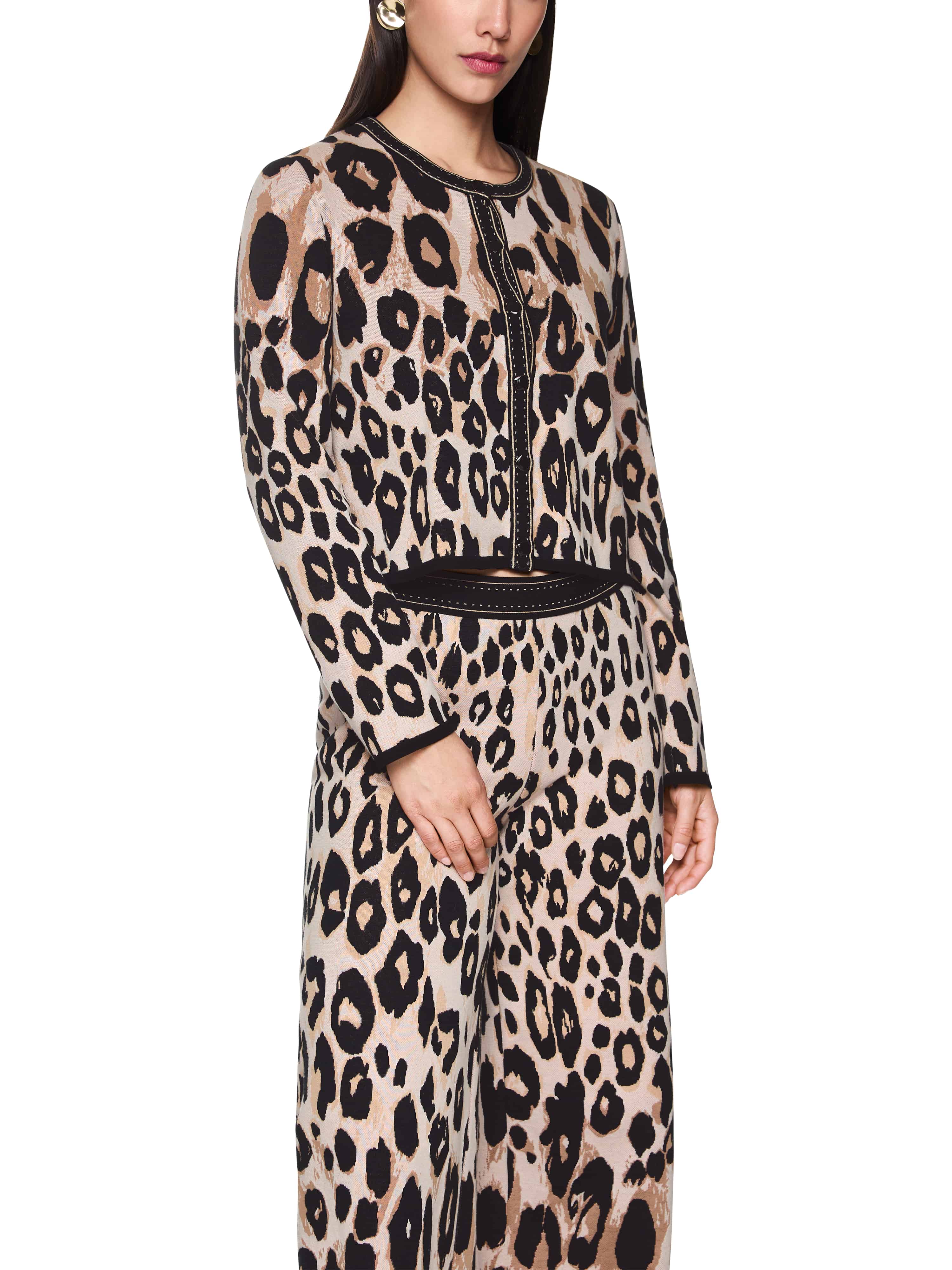 קרדיגן קרופ סרוג בעל גזרה ישרה וצווארון עגולהרכב: 43% כותנה, 23% פוליאסטר, 23% כותנה (אורגנית), 11% ויסקוזההדוגמנית בגובה 1.79 ולובשת מידה 3 של מארק קיין