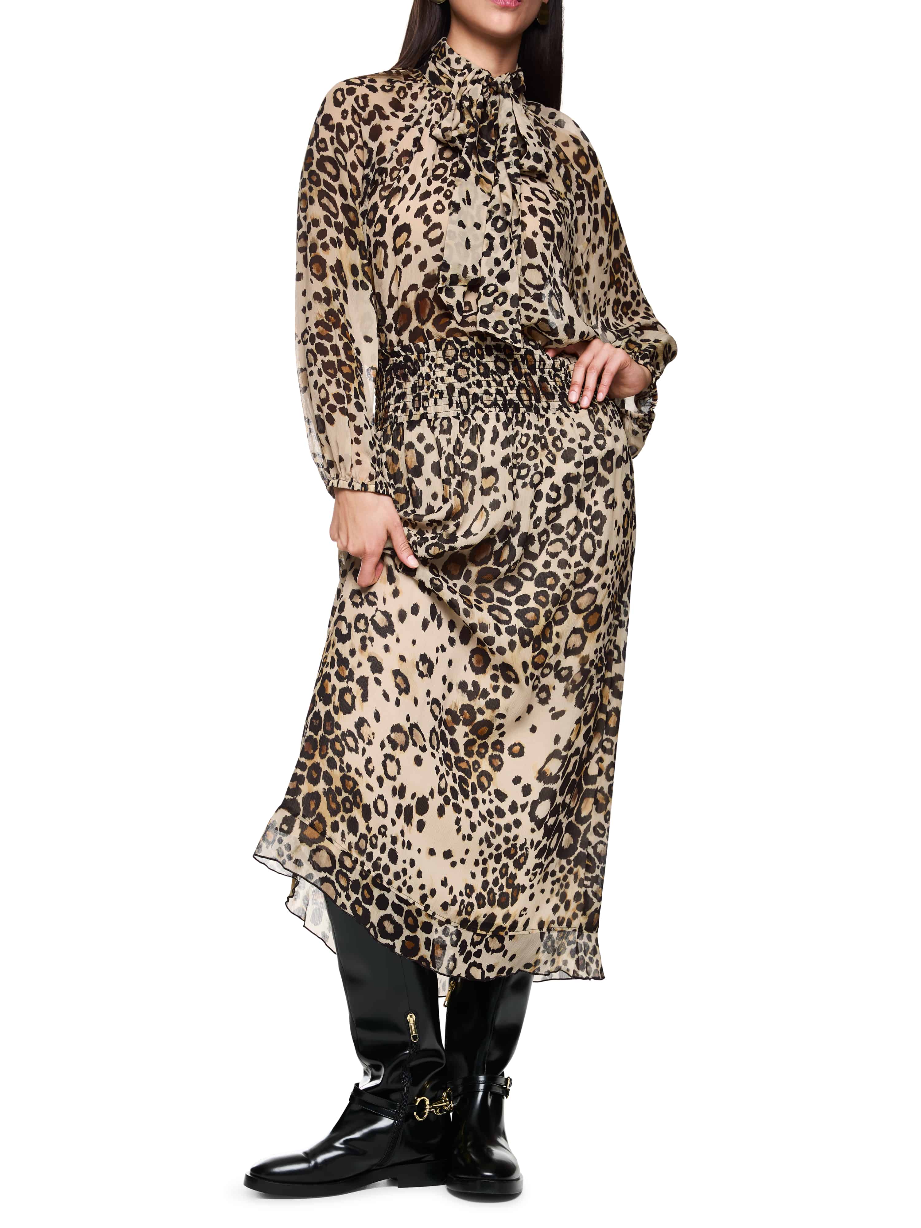 חצאית מידי בגזרה זורמת עם גומיית מותן אלסטיתהרכב: 100% ויסקוזההדוגמנית בגובה 1.79 ולובשת מידה 3 של מארק קיין