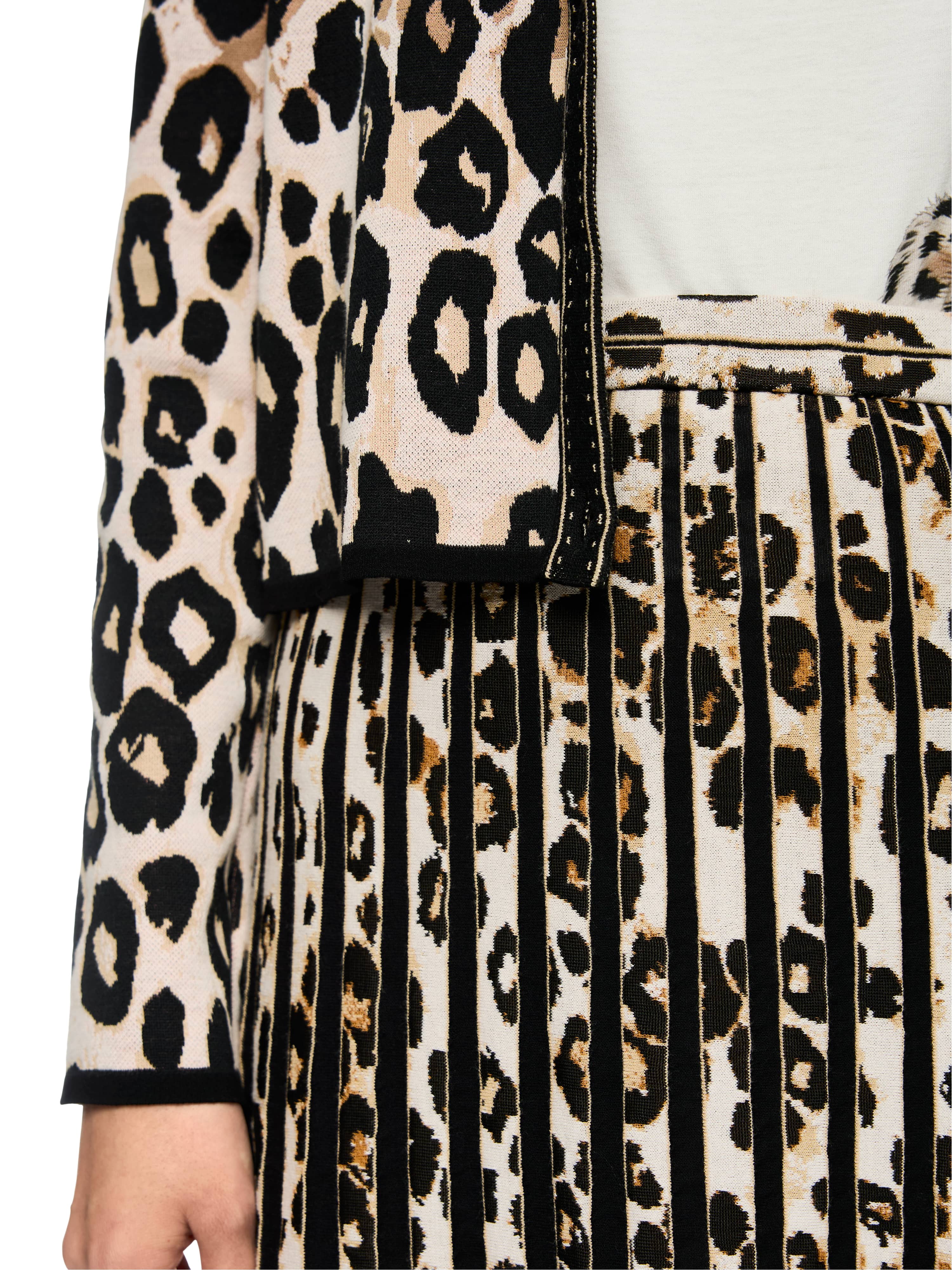 חצאית מידי סרוגה בגזרה זורמת עם גומיית מותן אלסטית והדפסהרכב: 59% ויסקוזה, 36% כותנה, 3% פוליאמיד, 2% אלסטןהדוגמנית בגובה 1.79 ולובשת מידה 3 של מארק קיין