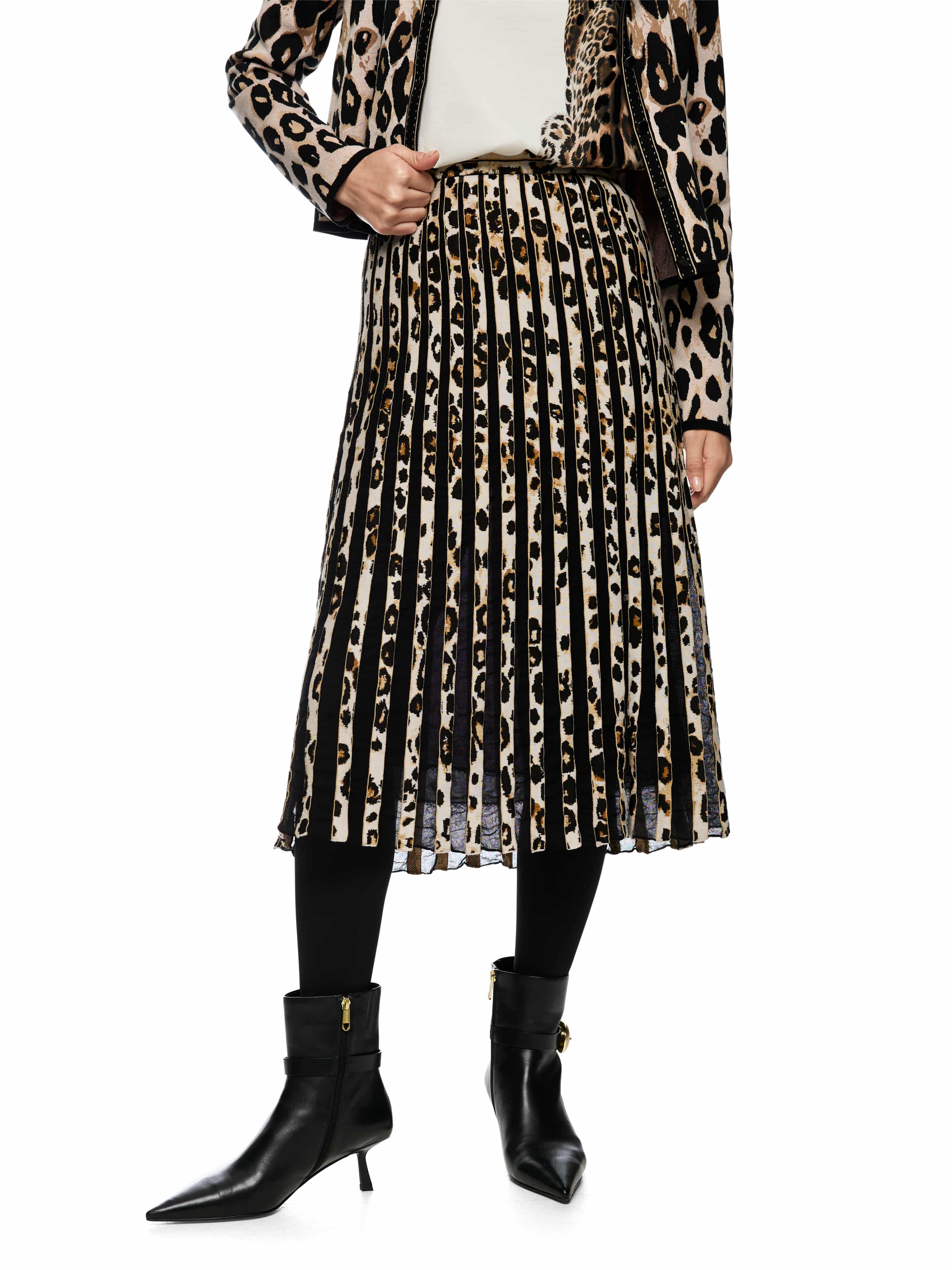 חצאית מידי סרוגה בגזרה זורמת עם גומיית מותן אלסטית והדפסהרכב: 59% ויסקוזה, 36% כותנה, 3% פוליאמיד, 2% אלסטןהדוגמנית בגובה 1.79 ולובשת מידה 3 של מארק קיין