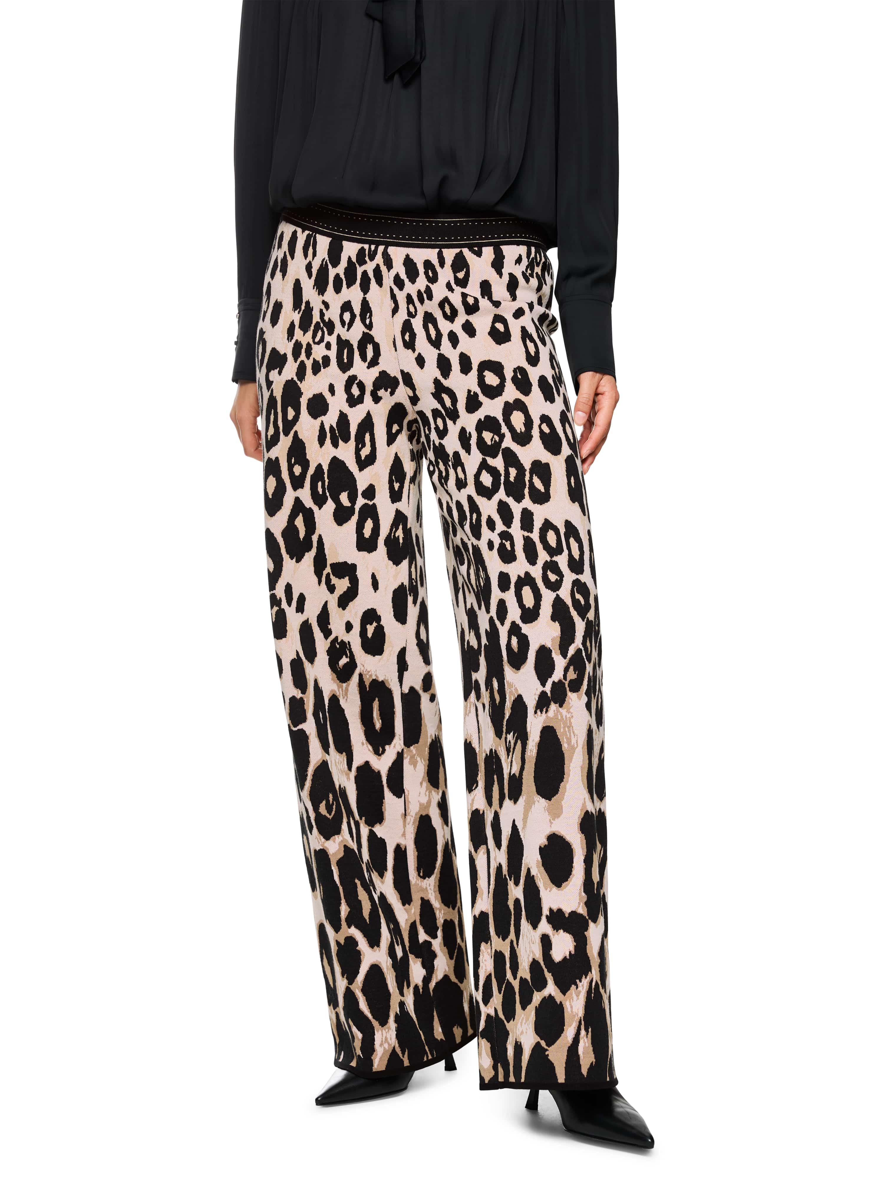 מכנסיים סרוגים בגזרה רחבה עם מותן גבוה והדפסהרכב: 43% כותנה, 23% פוליאסטר, 23% כותנה (אורגנית), 11% ויסקוזההדוגמנית בגובה 1.79 ולובשת מידה 3 של מארק קיין