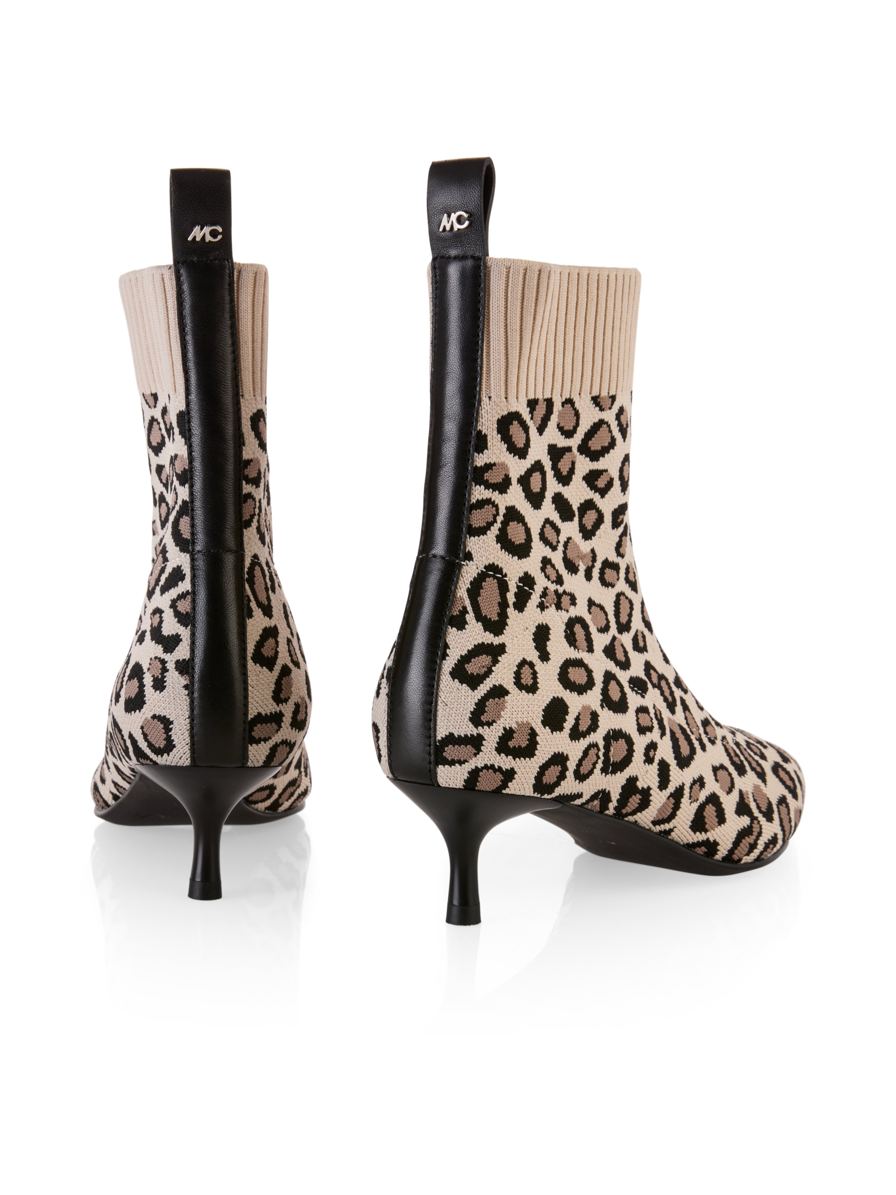 מגפוני קרסול מבד סרוג עם סיומת מחודדת.הרכב: 80% פוליסאטר, 20% עורגובה עקב: 50 מ"מ