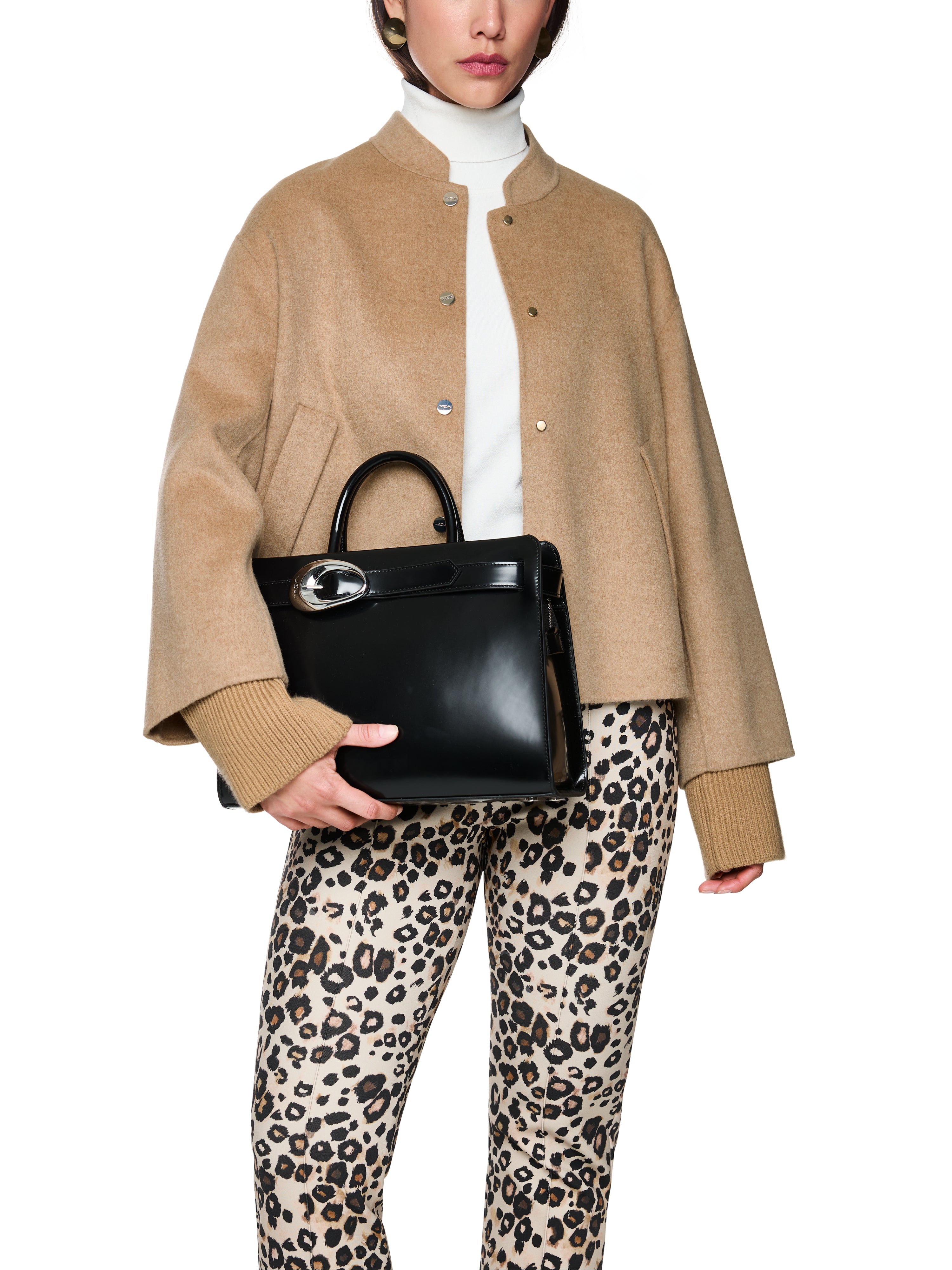 ג'קט צמר אוברסייז במראה קז'ואל עם כיסים הרכב: 100% צמרהדוגמנית בגובה 1.79 ולובשת מידה 3 של מארק קיין