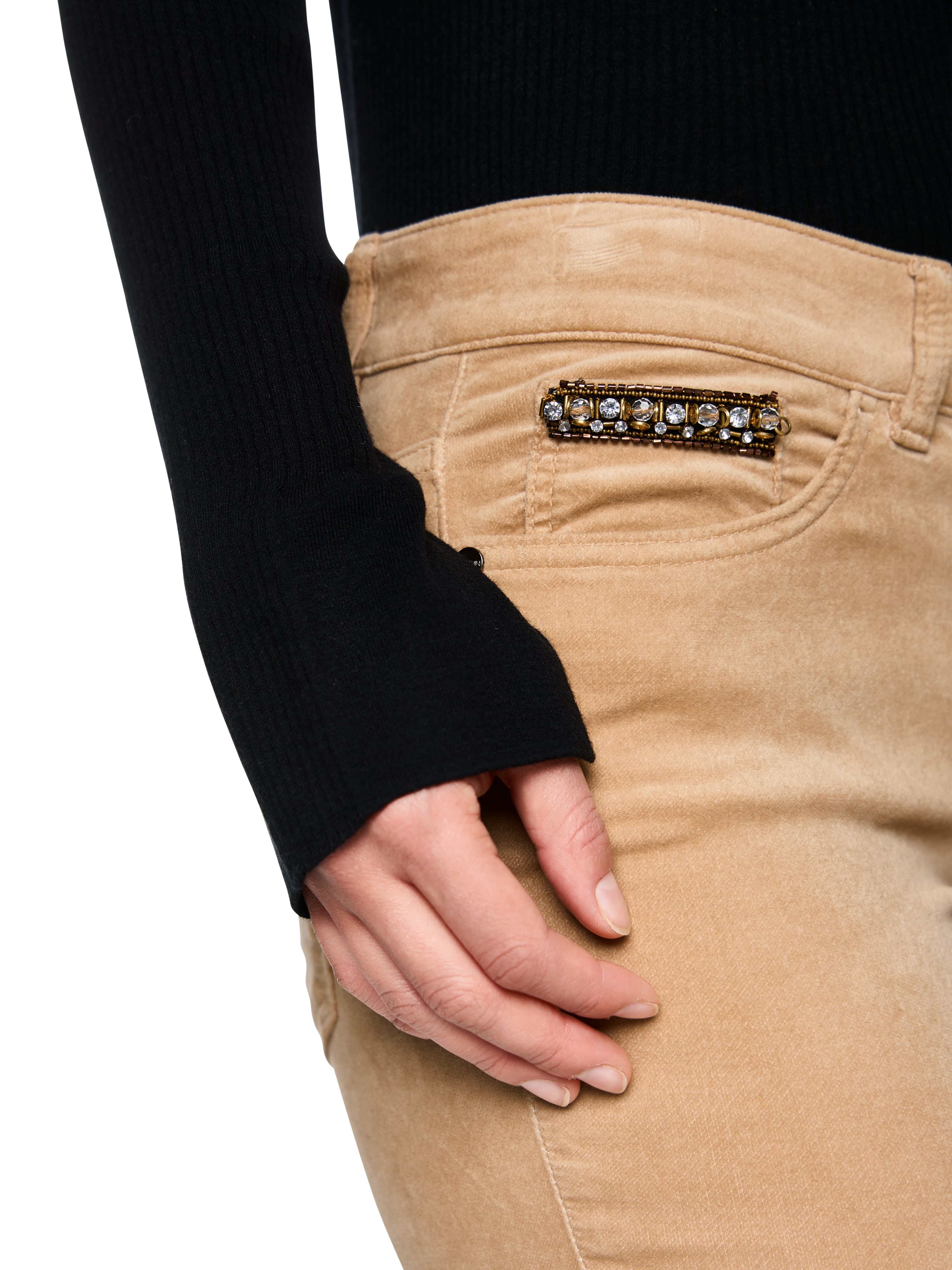 מכנסי קטיפה קז'ואל בגזרה צמודה הרכב: 54% כותנה, 35% מודאל, 8% פוליאסטר, 3% אלסטןהדוגמנית בגובה 1.79 ולובשת מידה 3 של מארק קיין