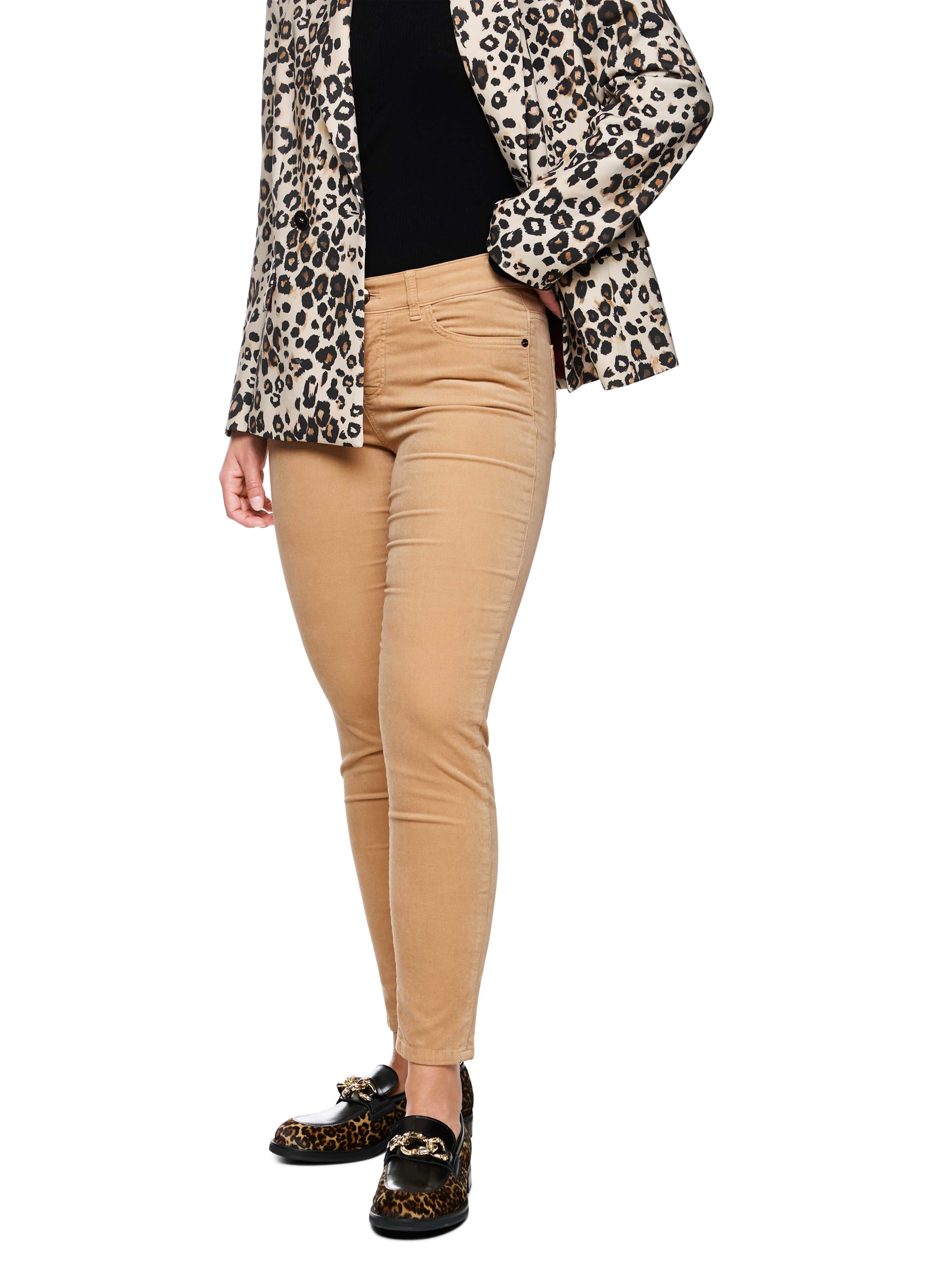 מכנסי קטיפה קז'ואל בגזרה צמודה הרכב: 54% כותנה, 35% מודאל, 8% פוליאסטר, 3% אלסטןהדוגמנית בגובה 1.79 ולובשת מידה 3 של מארק קיין