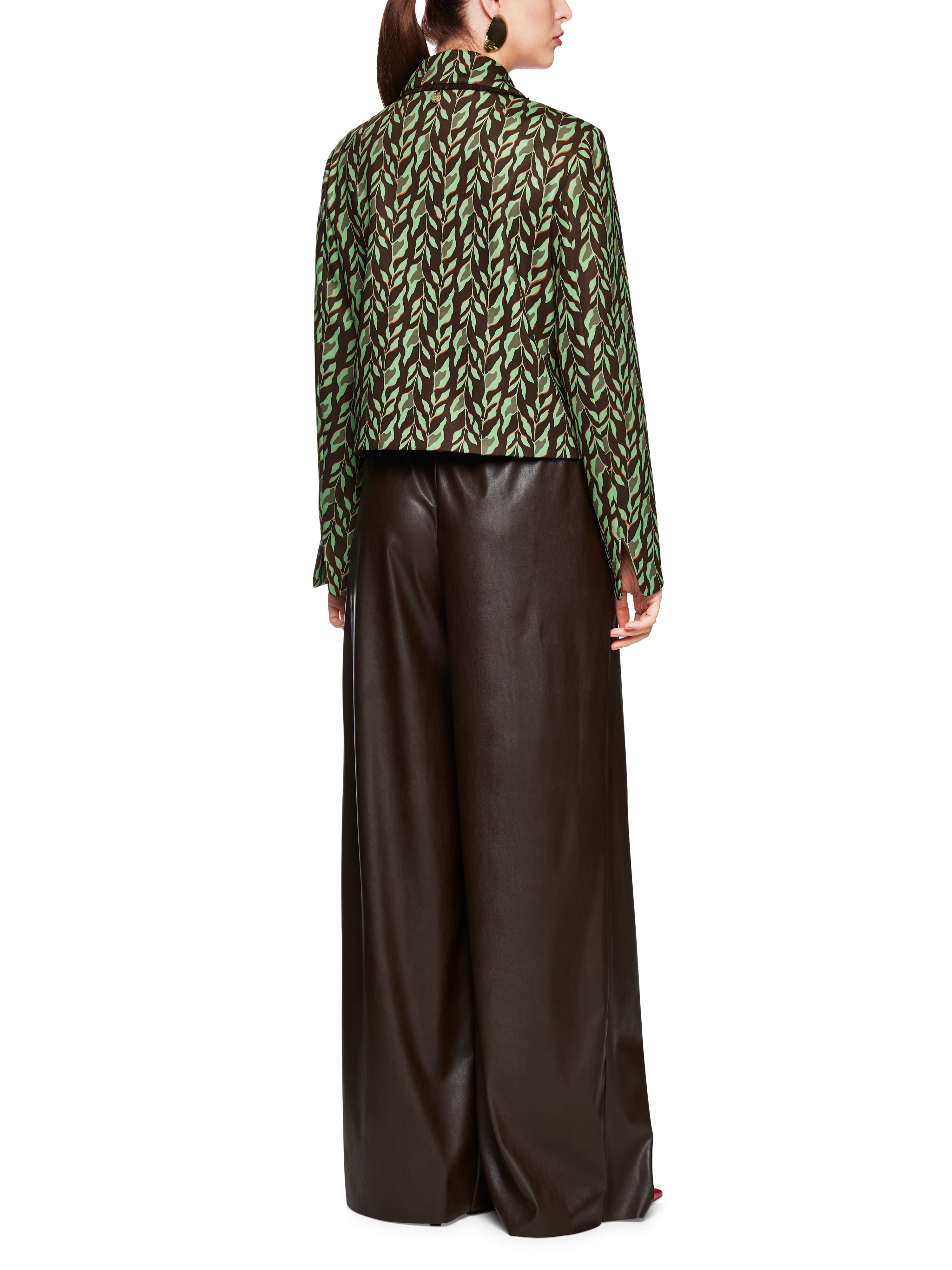 ז'קט קרופ מבד סקובה עם סגירת כפתורים בהדפס עליםהרכב: 87% פוליאסטר, 13% אלסטןהדוגמנית בגובה 1.79 ולובשת מידה 3 של מארק קיין