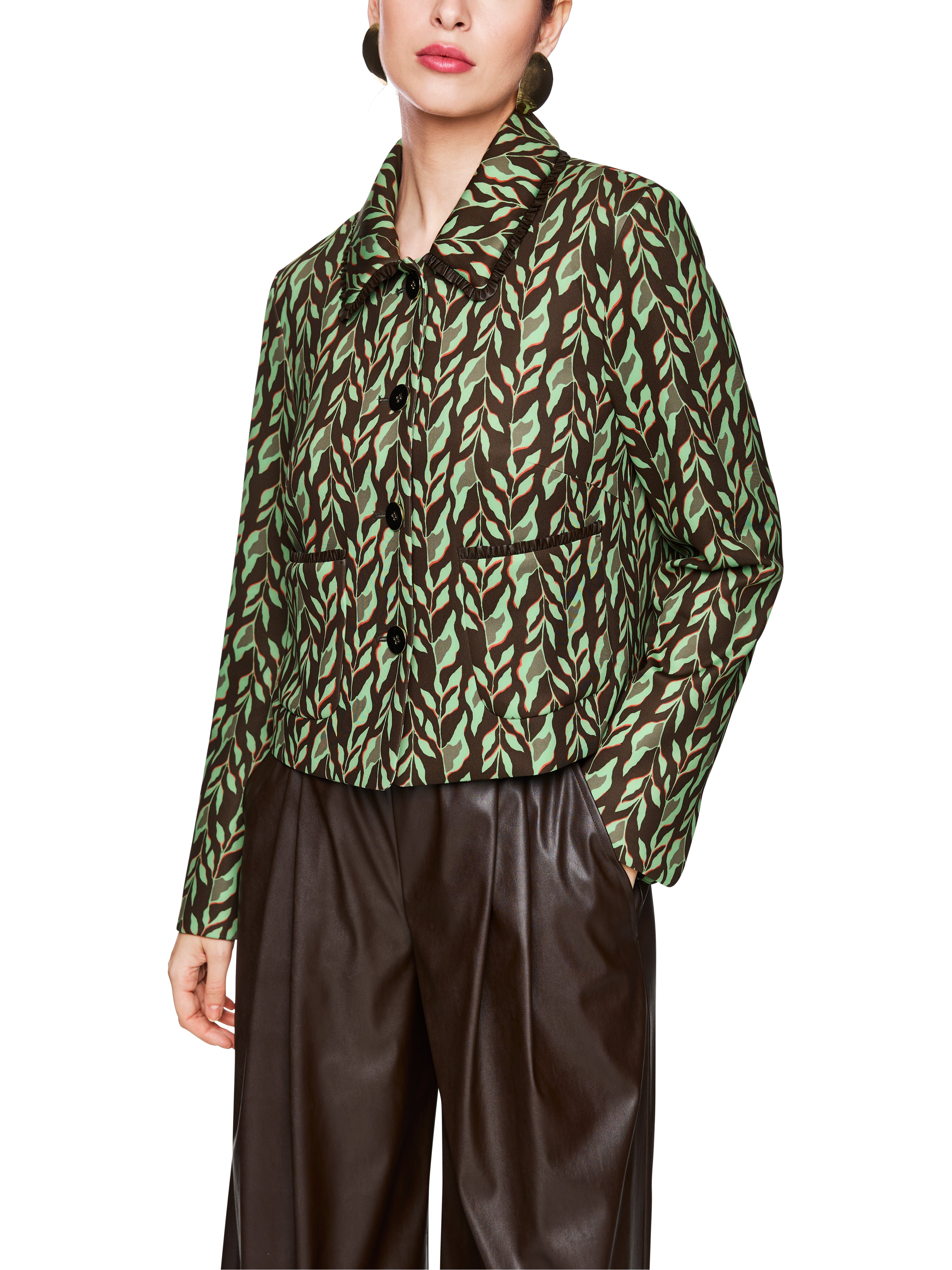 ז'קט קרופ מבד סקובה עם סגירת כפתורים בהדפס עליםהרכב: 87% פוליאסטר, 13% אלסטןהדוגמנית בגובה 1.79 ולובשת מידה 3 של מארק קיין