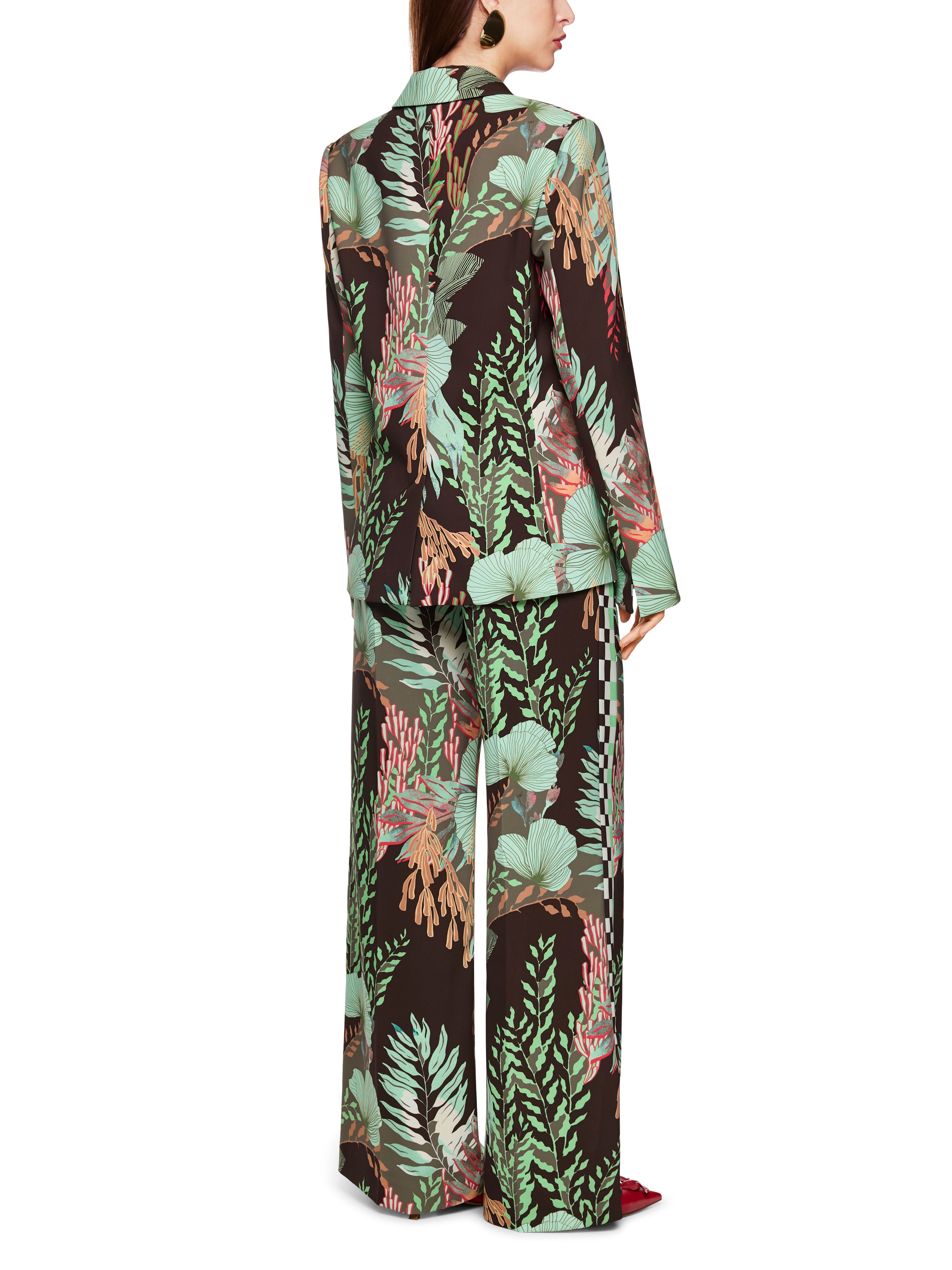 בלייזר מחוייט עם הדפס פרחוני בשילוב פרטים גאומטריים הרכב: 97% פוליאסטר, 3% אלסטןהדוגמנית בגובה 1.79 ולובשת מידה 3 של מארק קיין