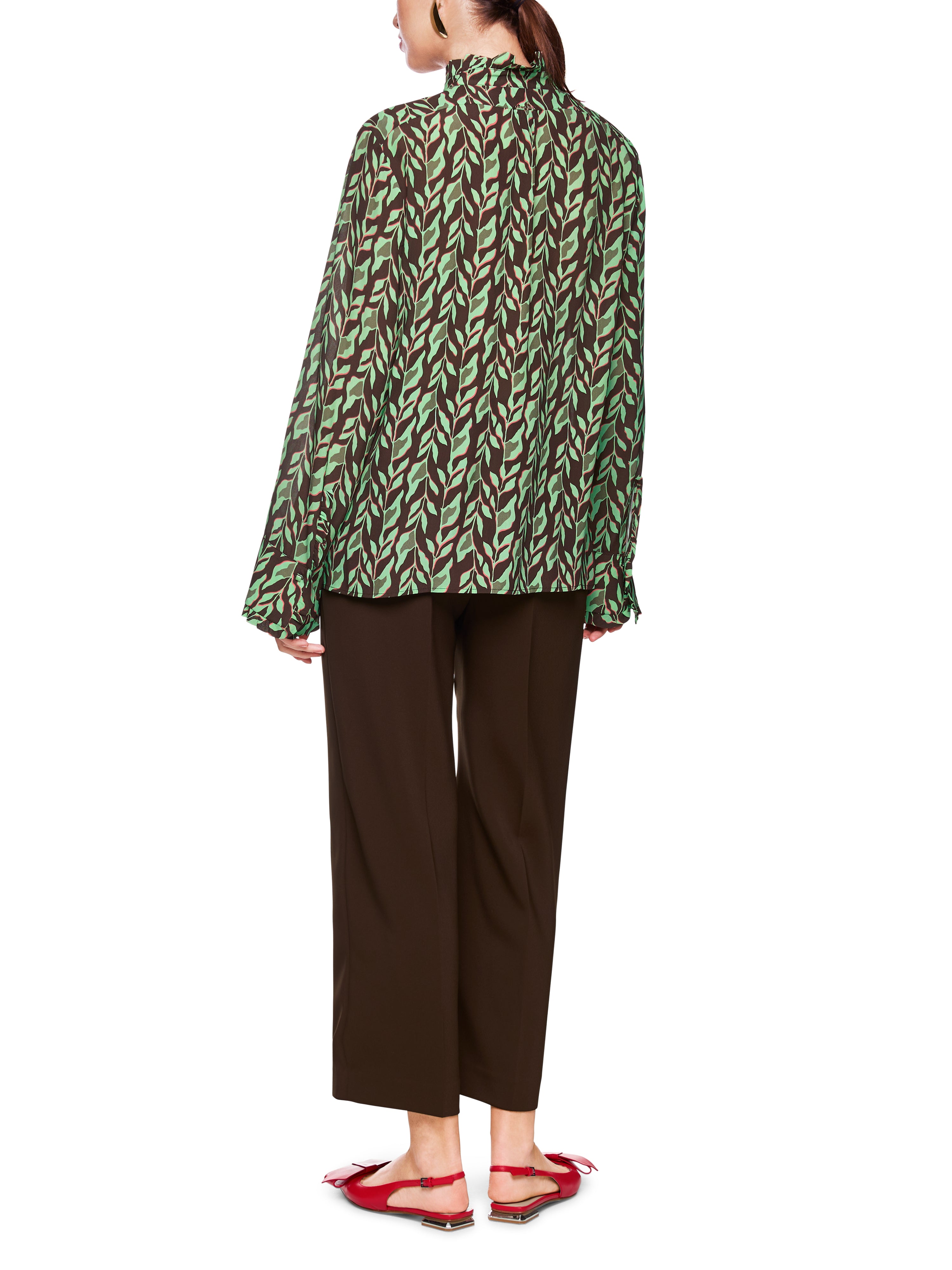 חולצת בלוזון בגזרה רפויה עם צווארון עומד ושרוולים עם סיומת מתרחבתהרכב: 100% ויסקוזההדוגמנית בגובה 1.79 ולובשת מידה 3 של מארק קיין