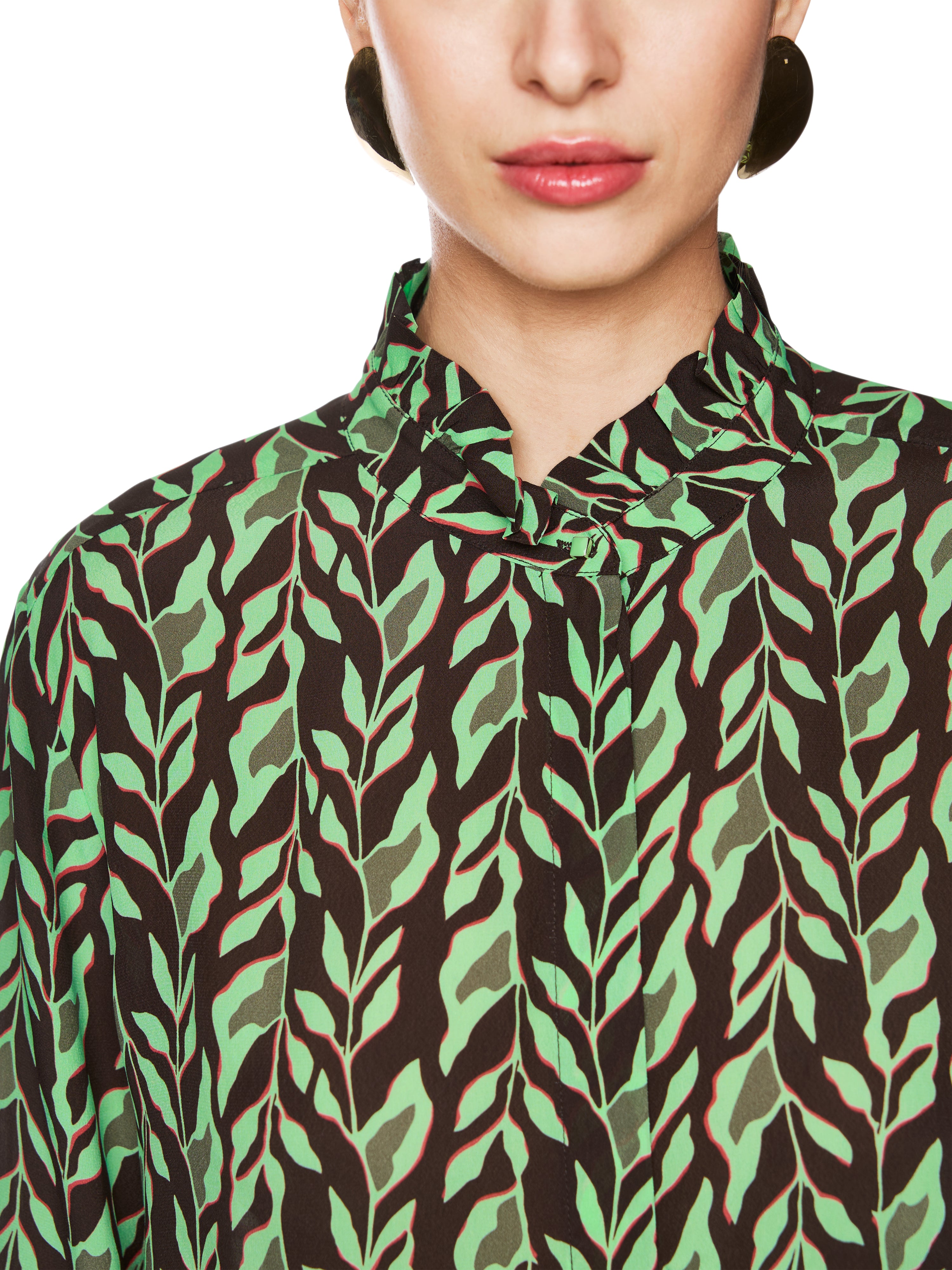 חולצת בלוזון בגזרה רפויה עם צווארון עומד ושרוולים עם סיומת מתרחבתהרכב: 100% ויסקוזההדוגמנית בגובה 1.79 ולובשת מידה 3 של מארק קיין