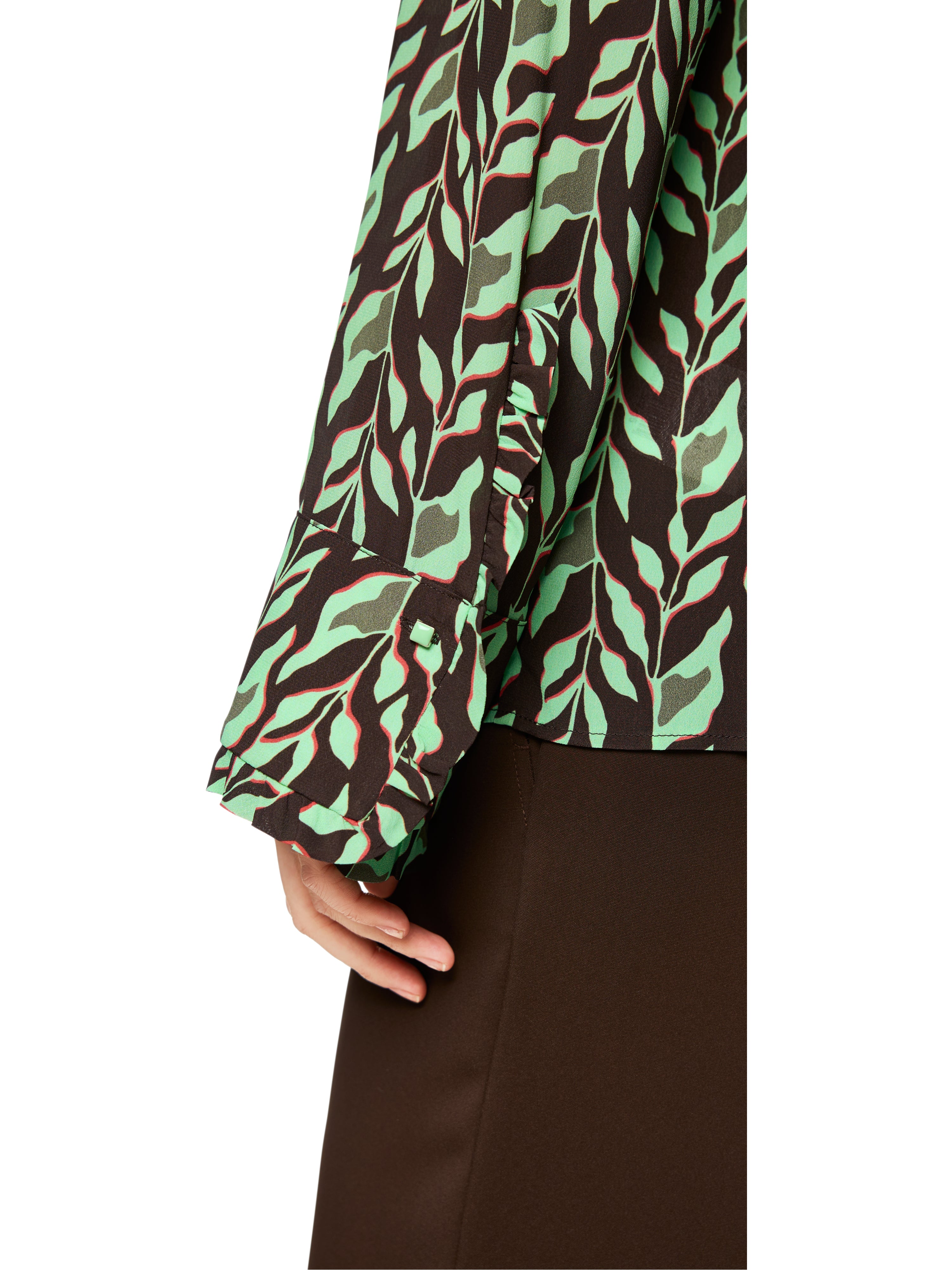 חולצת בלוזון בגזרה רפויה עם צווארון עומד ושרוולים עם סיומת מתרחבתהרכב: 100% ויסקוזההדוגמנית בגובה 1.79 ולובשת מידה 3 של מארק קיין