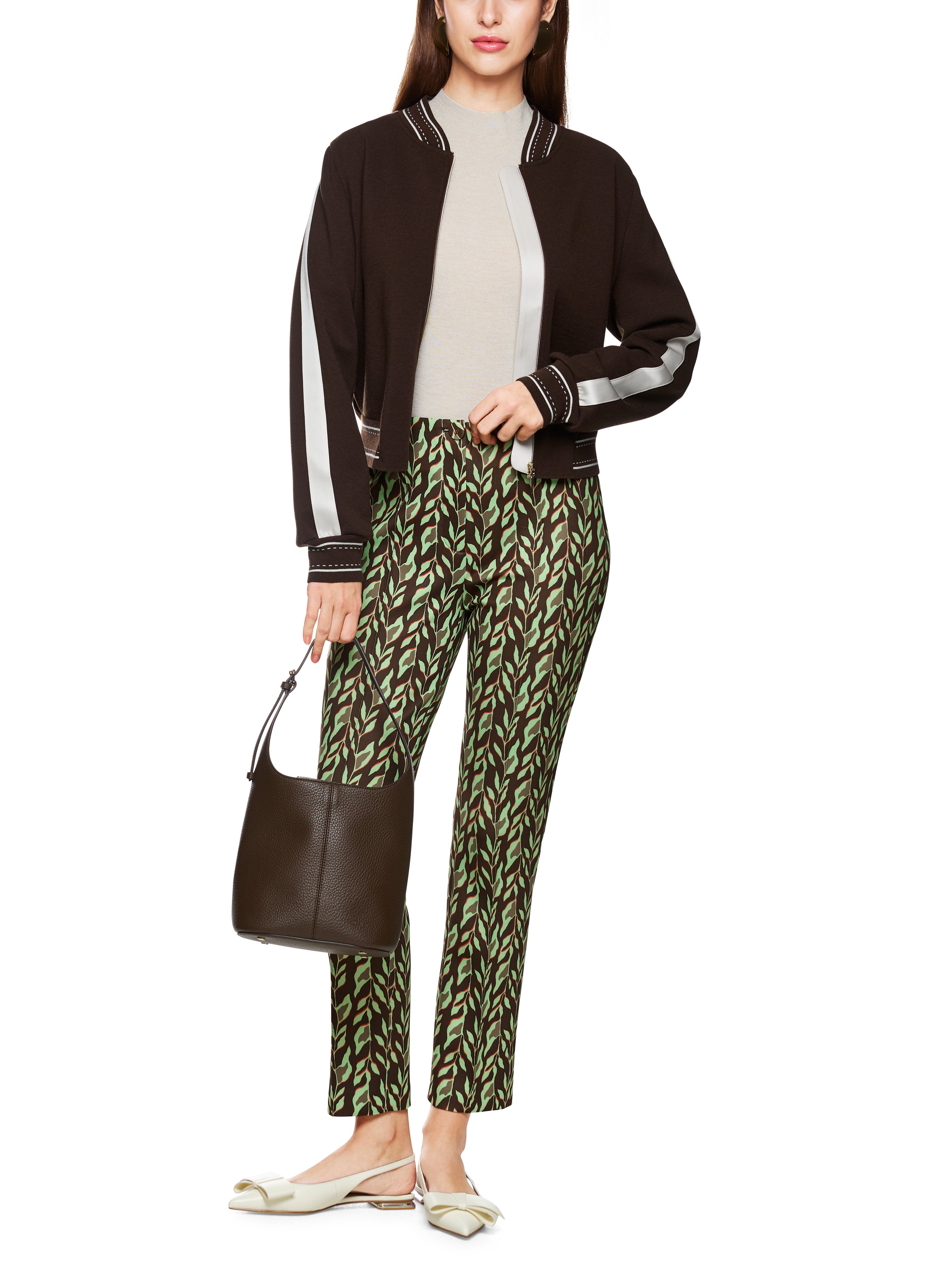 מכנסיים מחוייטים מבד סקובה בגזרה גבוהה וצמודה באורך 7/8הרכב: 87% פוליאסטר, 13% אלסטןהדוגמנית בגובה 1.79 ולובשת מידה 3 של מארק קיין