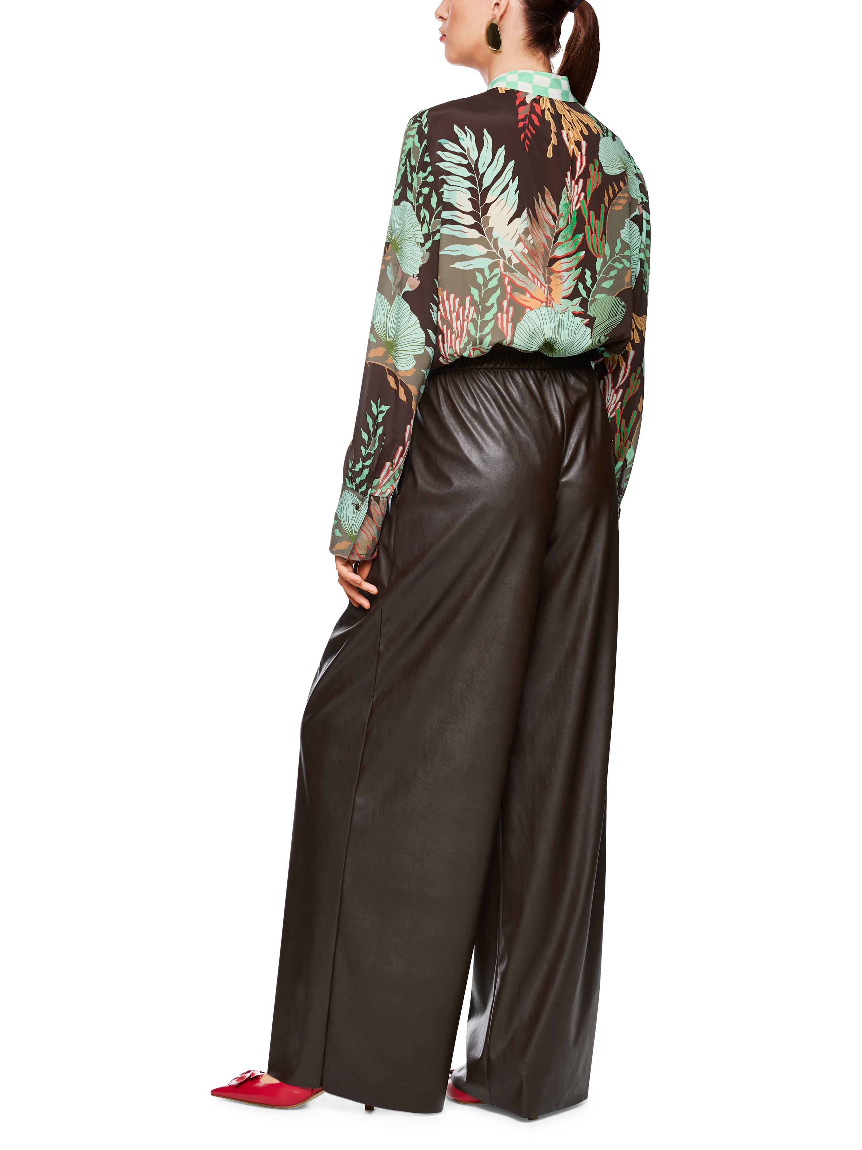 מכנסי דמוי עור בגזרה מתרחבת עם כיסים נסתריםהרכב: 100% פוליאסטר בציפוי פוליאוריטןהדוגמנית בגובה 1.79 ולובשת מידה 3 של מארק קיין