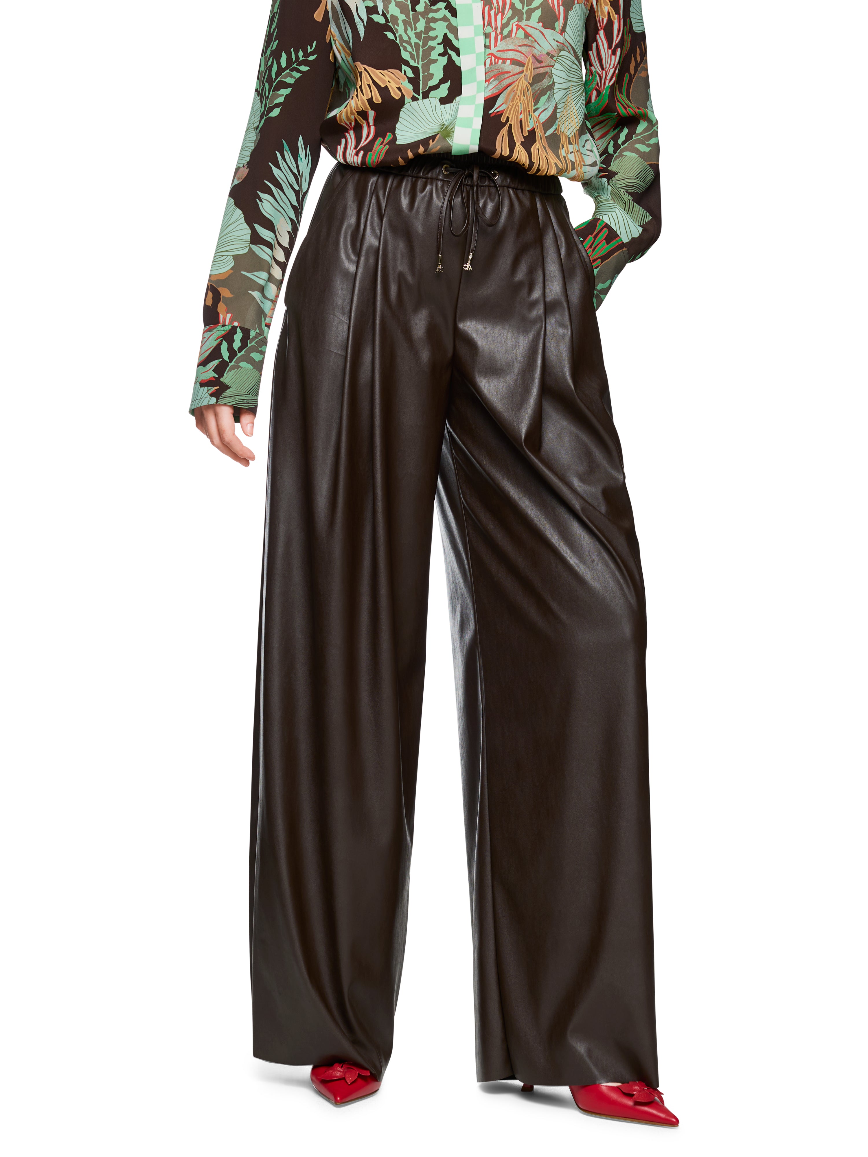 מכנסי דמוי עור בגזרה מתרחבת עם כיסים נסתריםהרכב: 100% פוליאסטר בציפוי פוליאוריטןהדוגמנית בגובה 1.79 ולובשת מידה 3 של מארק קיין