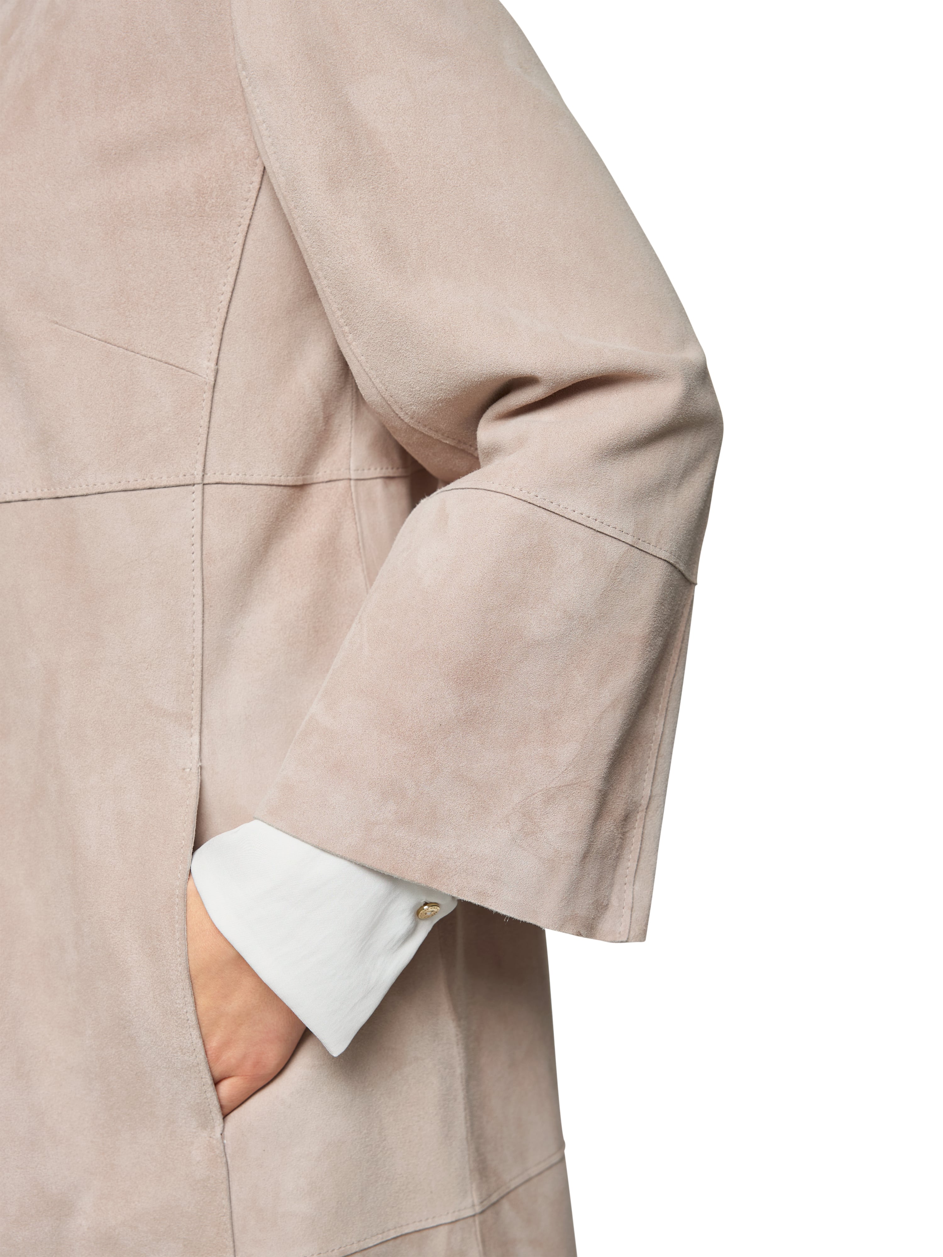 מעיל זמש בעל גזרה ישרה עם שרוולים באורך 3/4הרכב: 100% עורהדוגמנית בגובה 1.79 ולובשת מידה 3 של מארק קיין