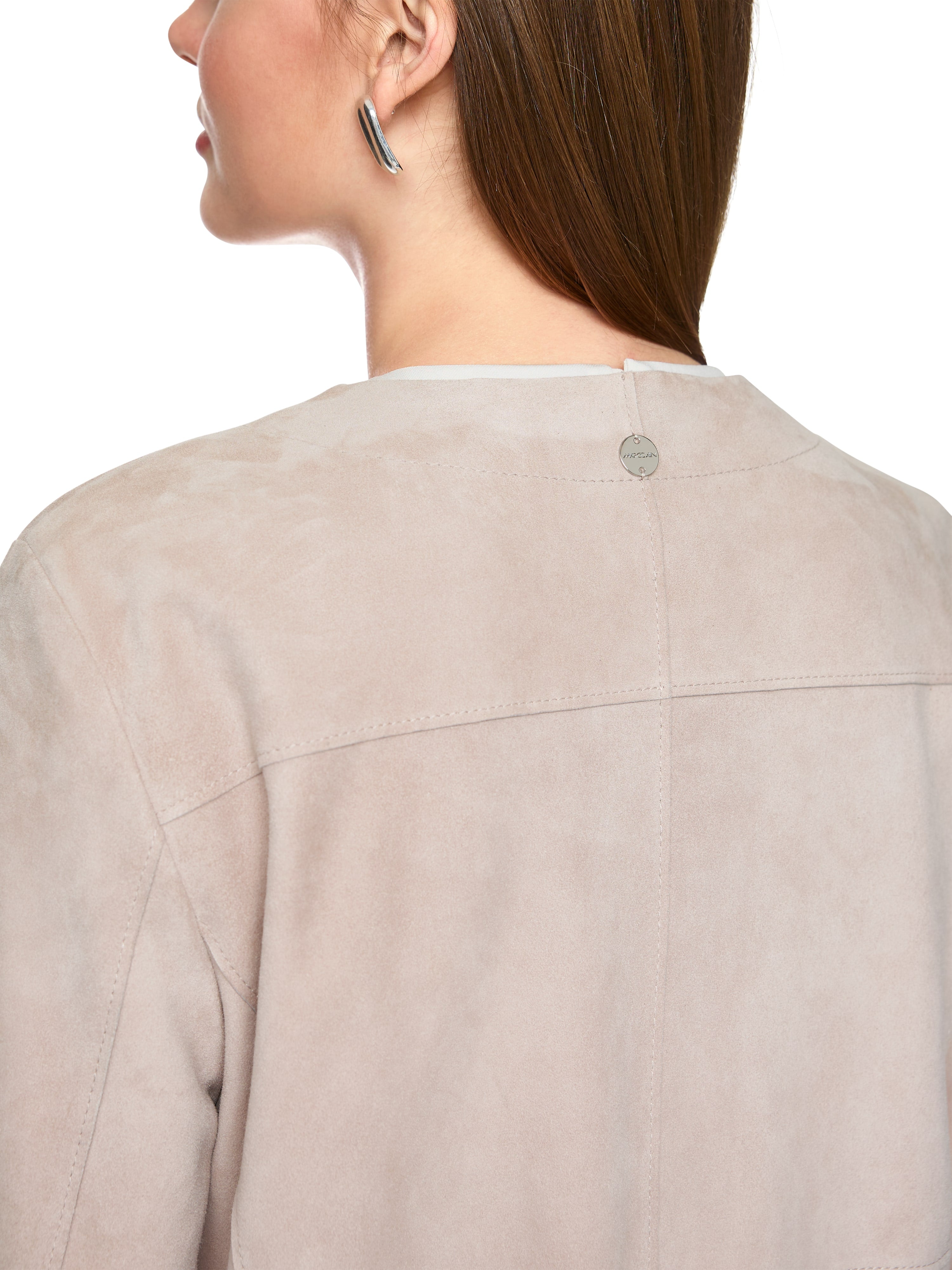 מעיל זמש בעל גזרה ישרה עם שרוולים באורך 3/4הרכב: 100% עורהדוגמנית בגובה 1.79 ולובשת מידה 3 של מארק קיין