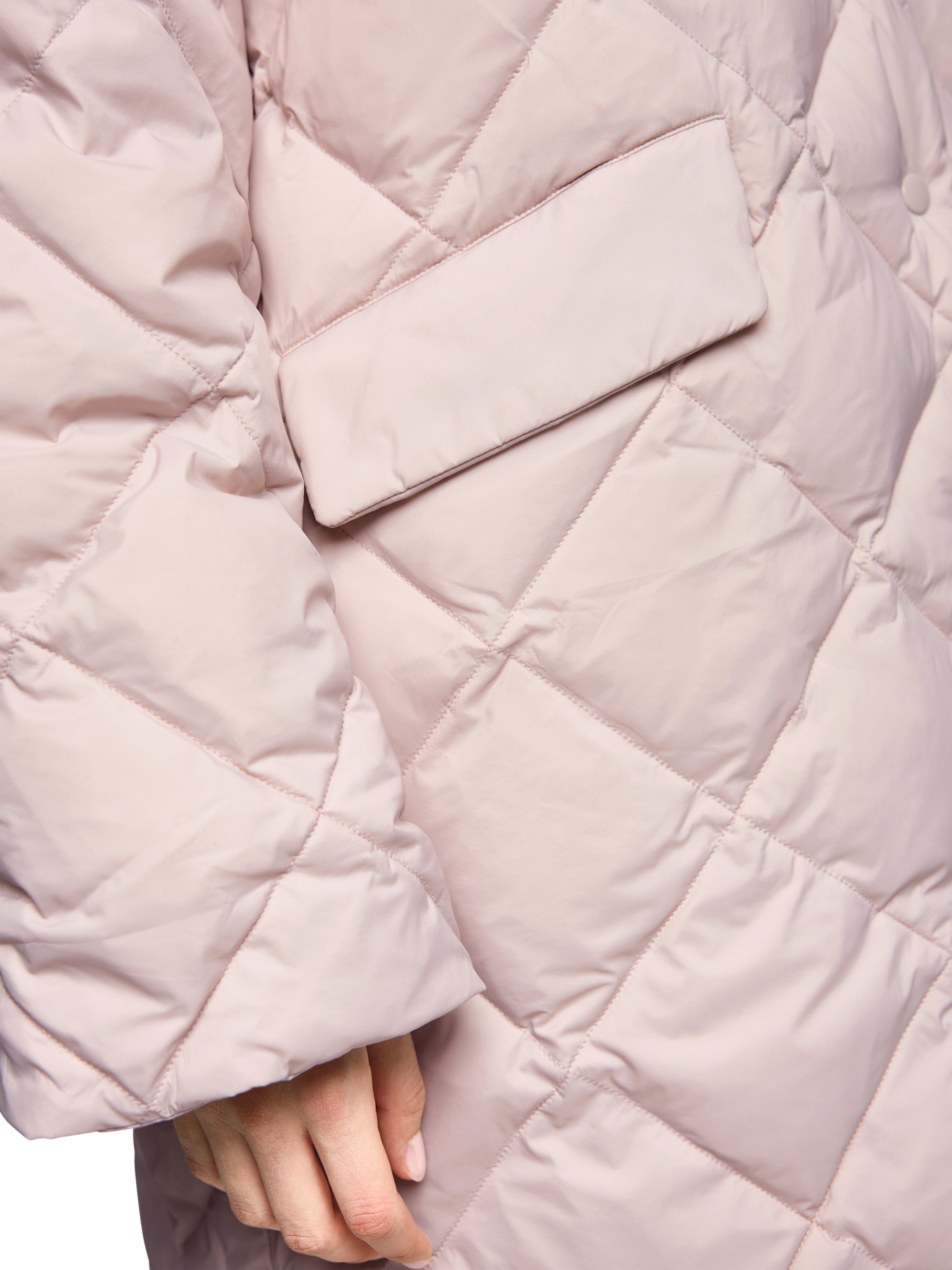 מעיל פוך מרופד הפיך בגזרה רחבה עם כיסים צדדייםהרכב: 100% פוליאמידהדוגמנית בגובה 1.79 ולובשת מידה 3 של מארק קיין