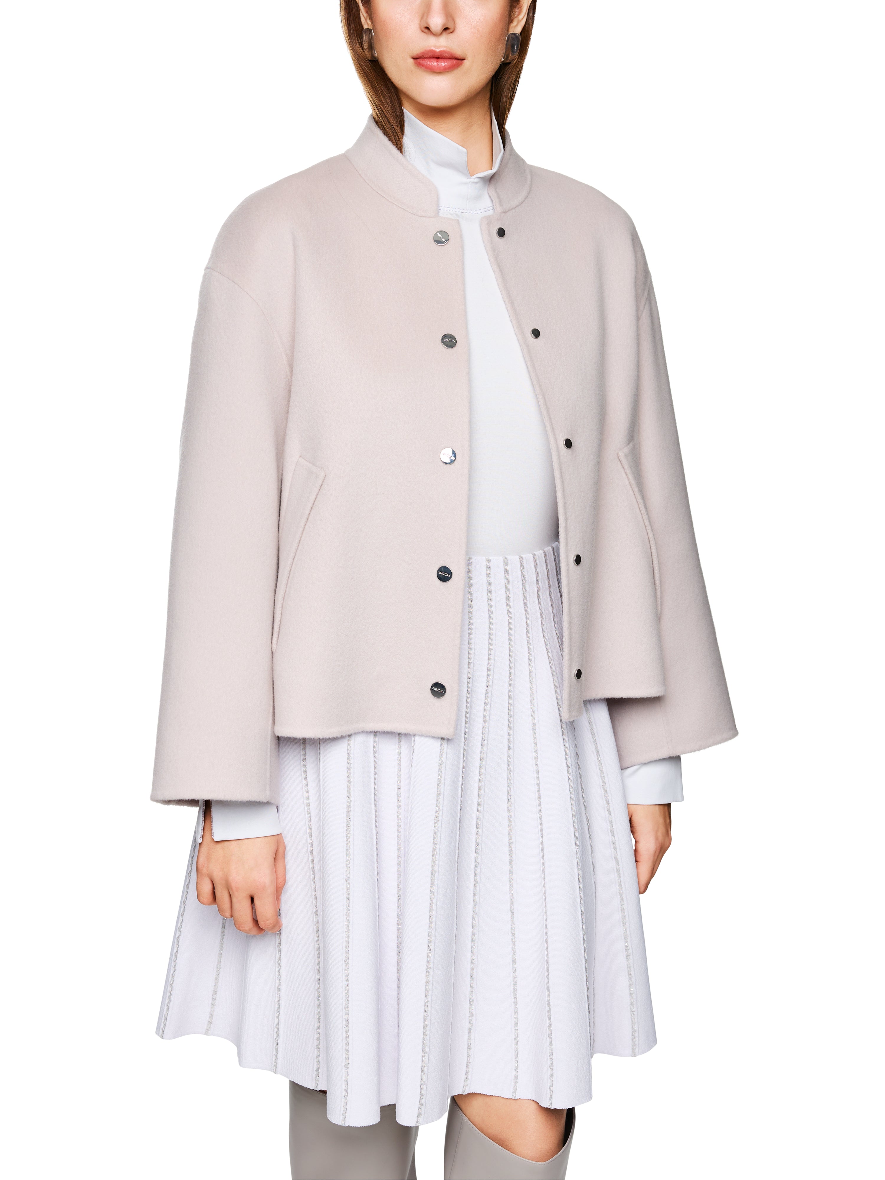 ז'קט צמר קז'ואל בגזרה נינוחה עם כיסים צדדייםהרכב: 100% צמרהדוגמנית בגובה 1.79 ולובשת מידה 3 של מארק קיין