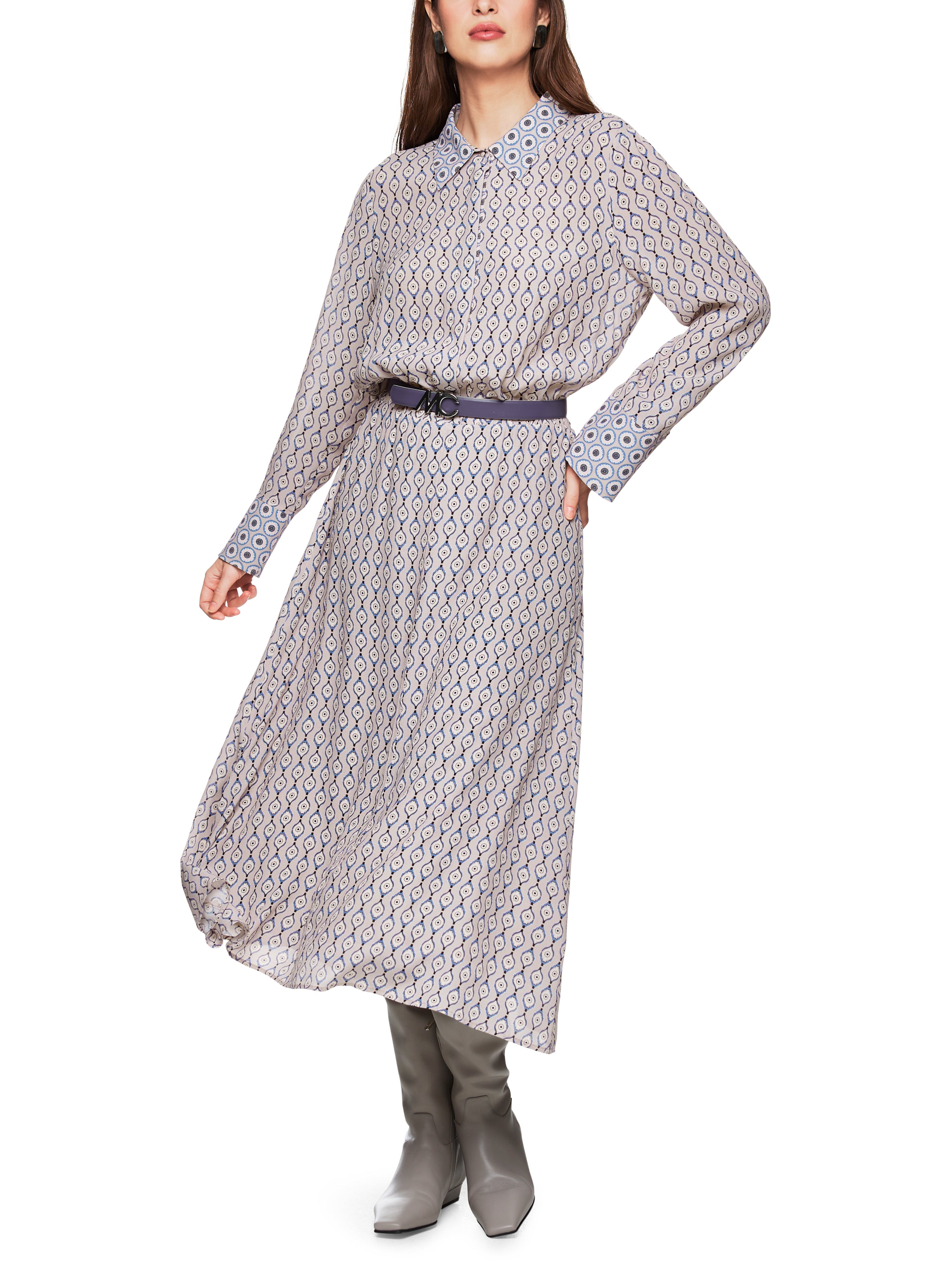 שמלת מקסי זורמת עם הדפס  הרכב: 100% ויסקוזההדוגמנית בגובה 1.79 ולובשת מידה 3 של מארק קיין 