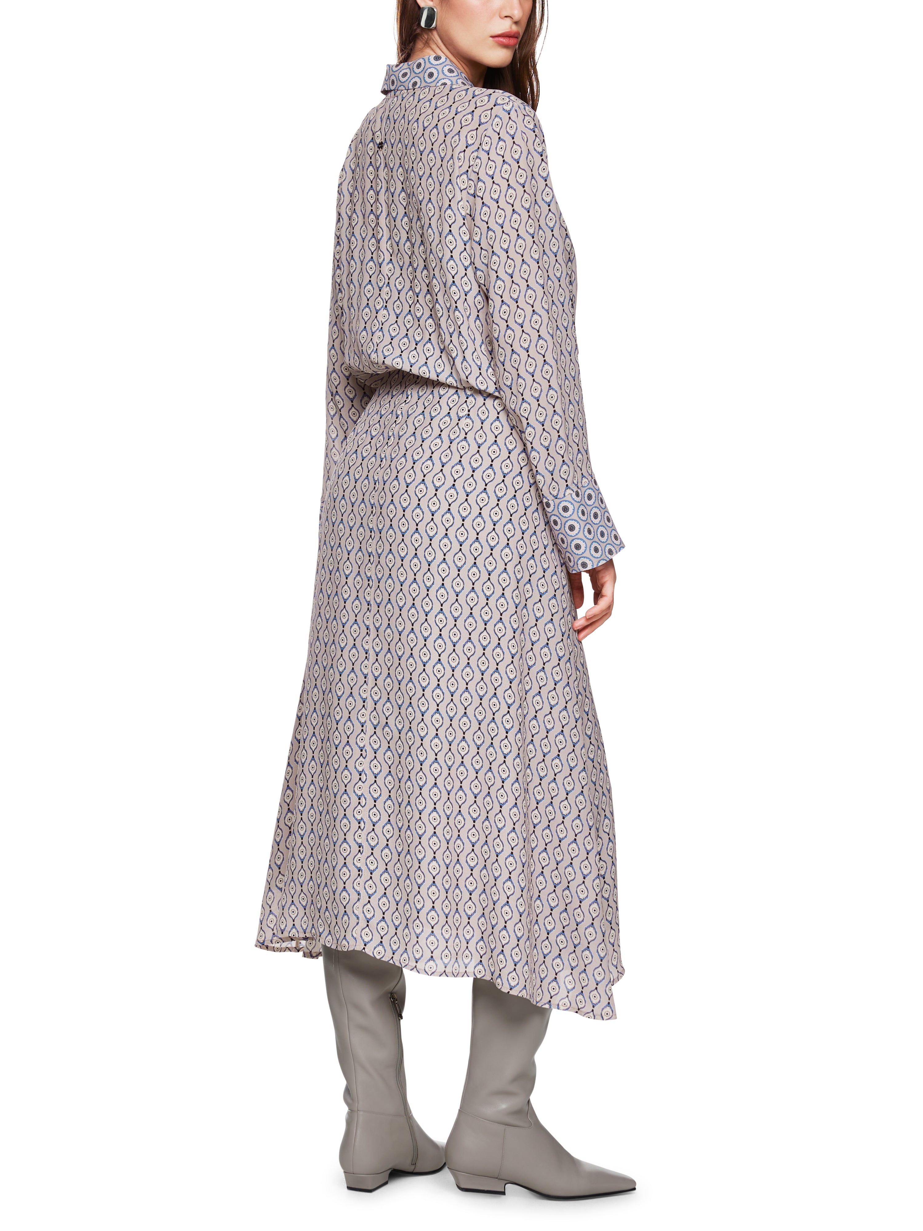 שמלת מקסי זורמת עם הדפס  הרכב: 100% ויסקוזההדוגמנית בגובה 1.79 ולובשת מידה 3 של מארק קיין 