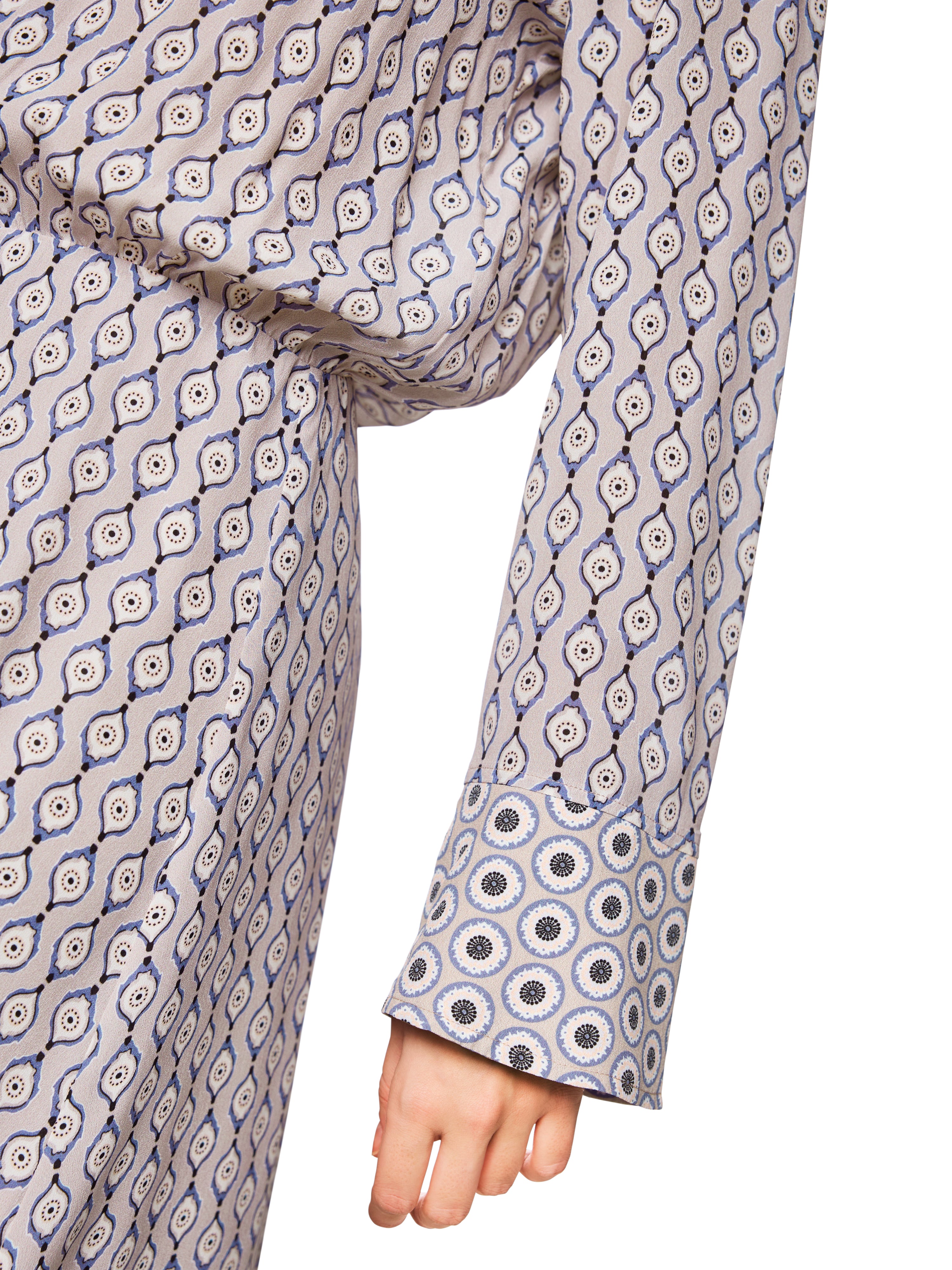 שמלת מקסי זורמת עם הדפס  הרכב: 100% ויסקוזההדוגמנית בגובה 1.79 ולובשת מידה 3 של מארק קיין 