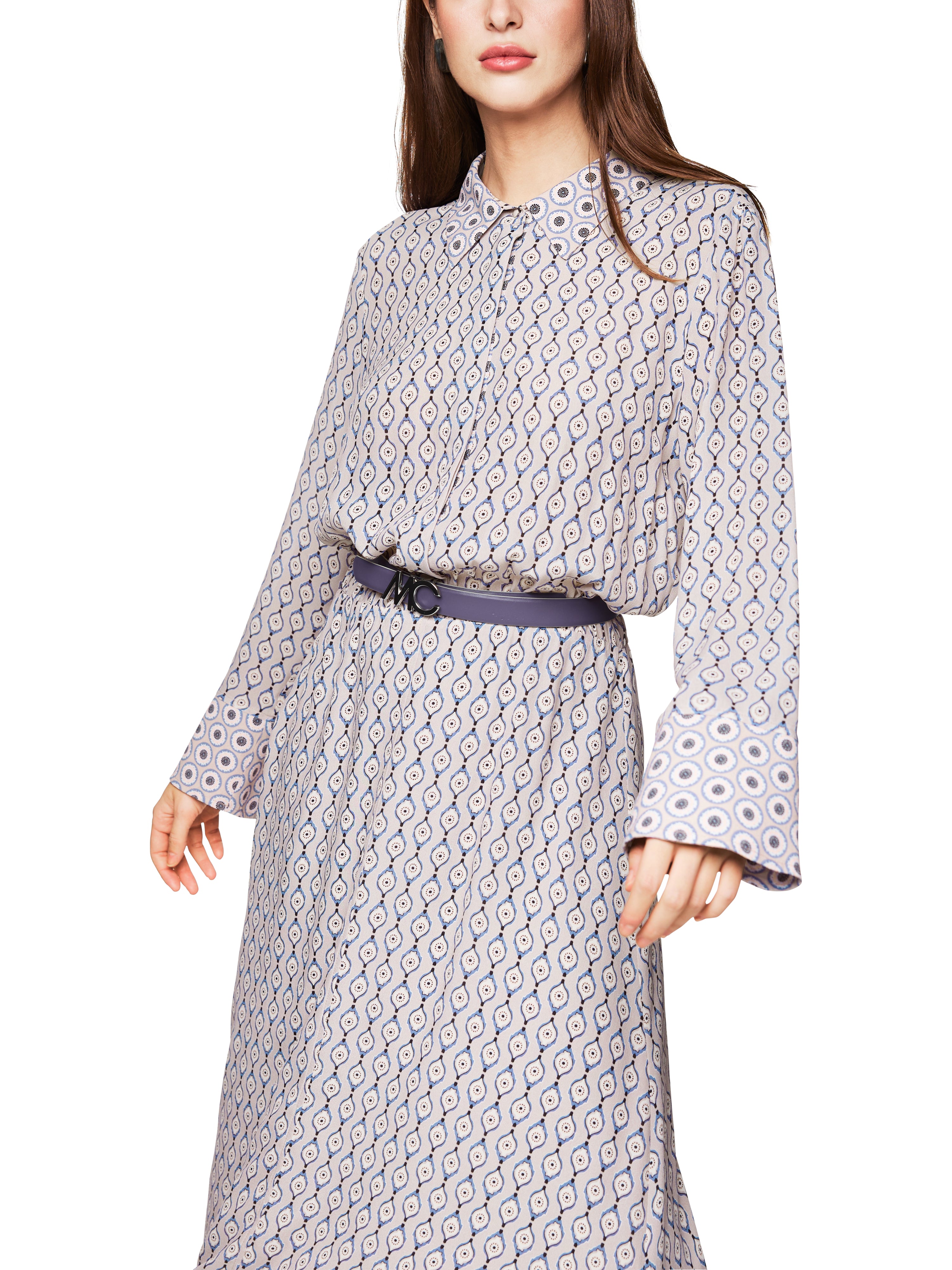 שמלת מקסי זורמת עם הדפס  הרכב: 100% ויסקוזההדוגמנית בגובה 1.79 ולובשת מידה 3 של מארק קיין 