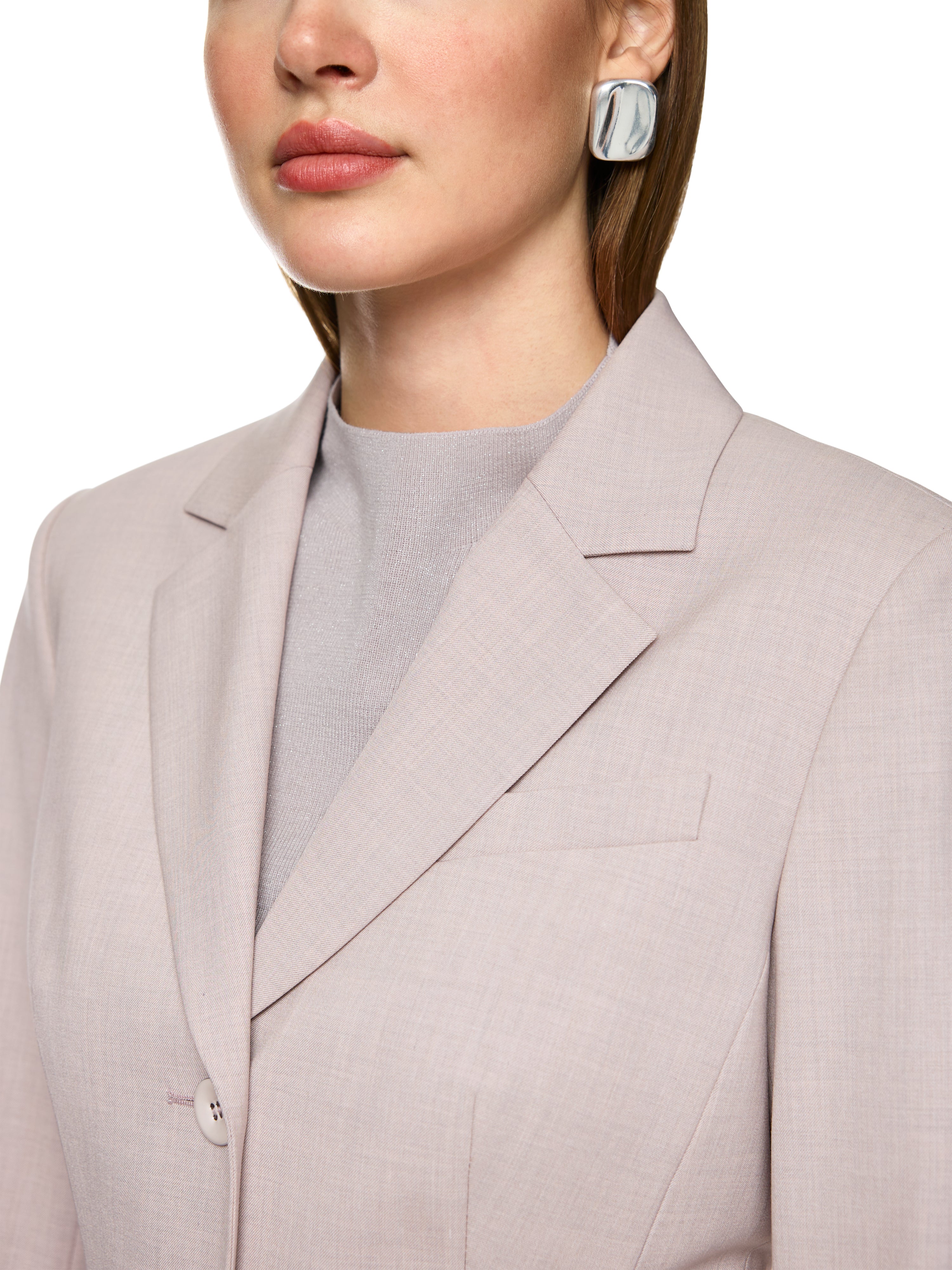 בלייזר בגזרה ישרה עם כיסים צדדייםהרכב: 48% ויסקוזה, 48% פוליאסטר, 4% אלסטןהדוגמנית בגובה 1.79 ולובשת מידה 3 של מארק קיין