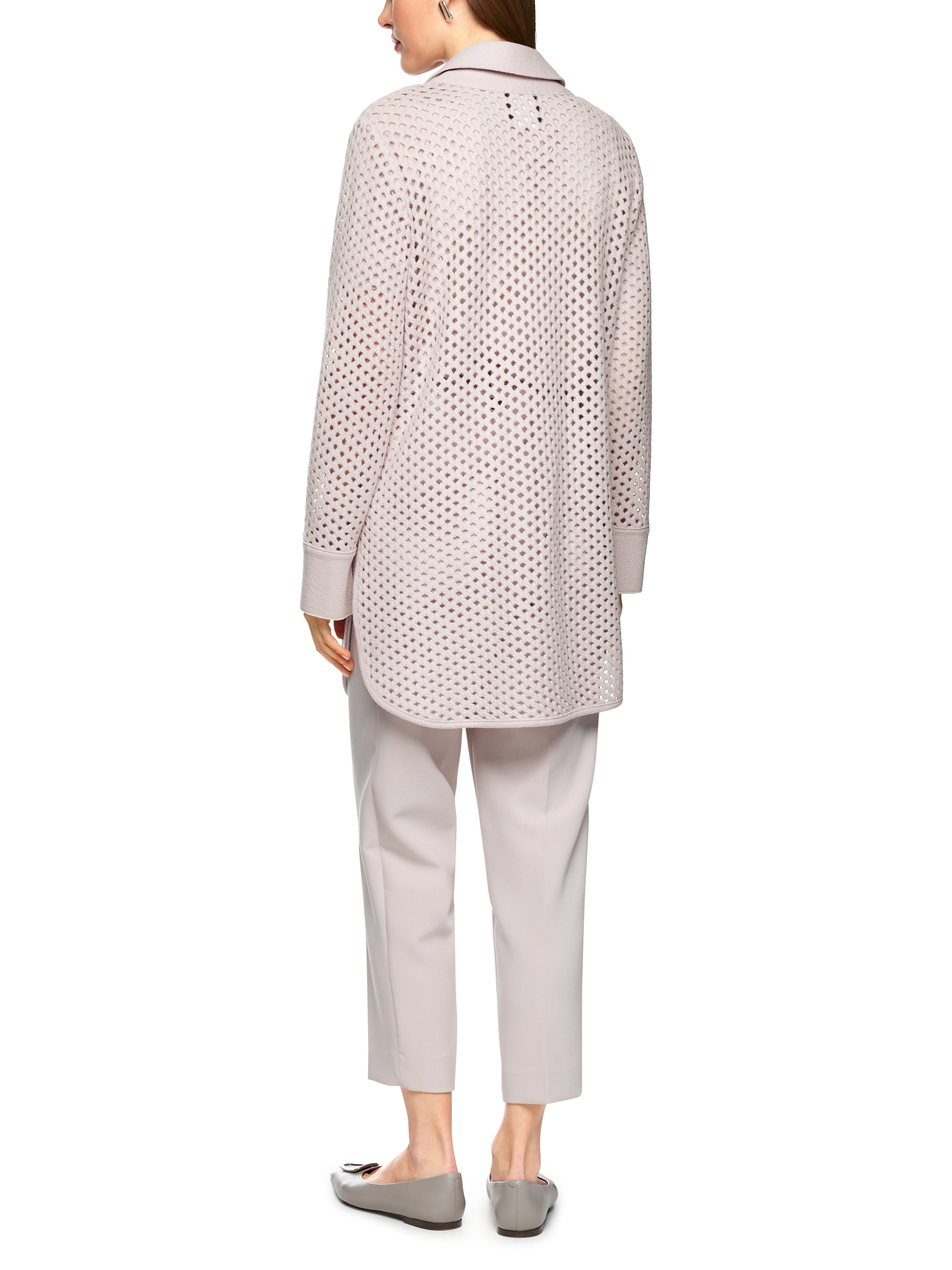 קרדיגן עשוי צמר בגזרה ישרה עם צווארון V וסגירת כפתוריםהרכב: 100% צמרהדוגמנית בגובה 1.79 ולובשת מידה 3 של מארק קיין