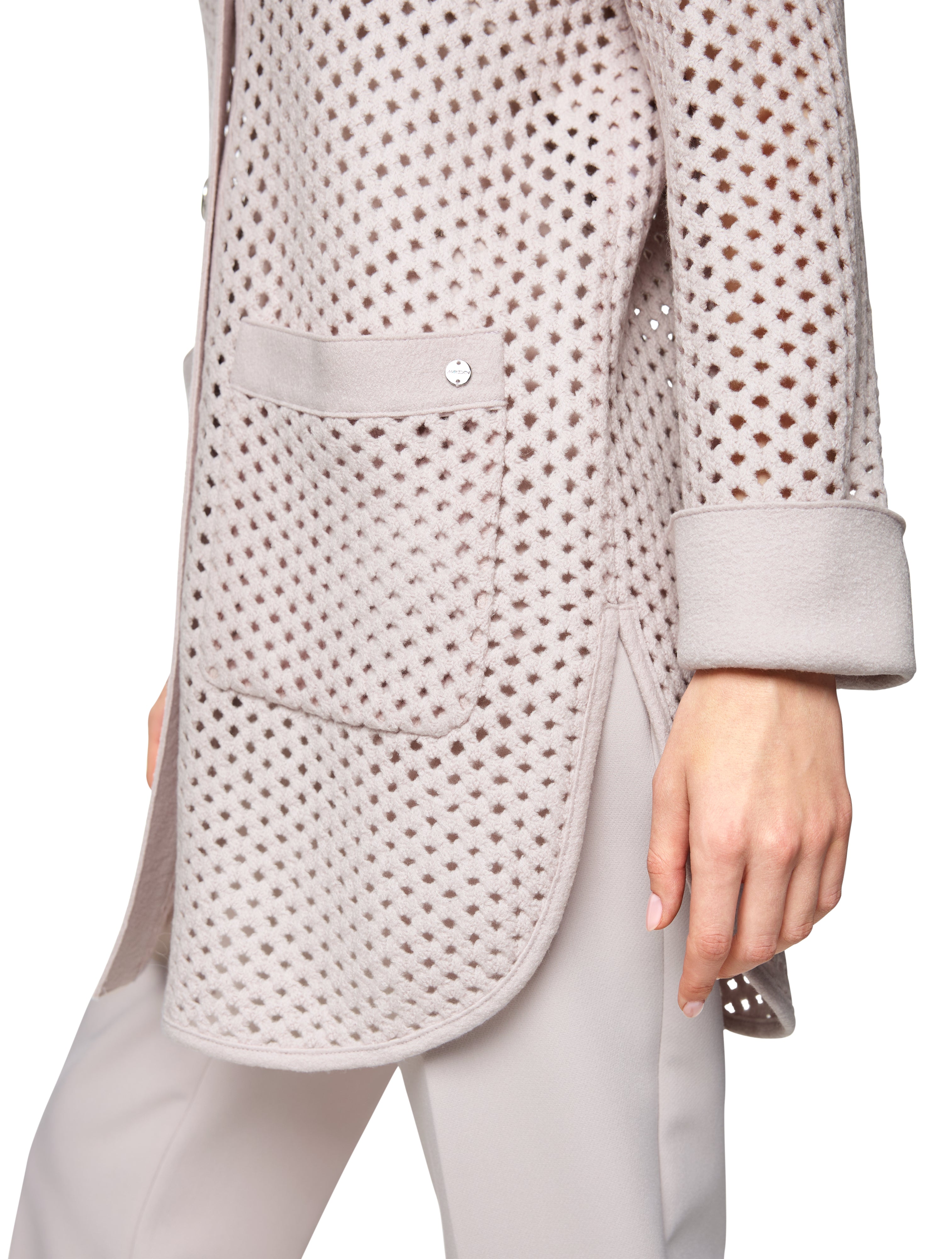 קרדיגן עשוי צמר בגזרה ישרה עם צווארון V וסגירת כפתוריםהרכב: 100% צמרהדוגמנית בגובה 1.79 ולובשת מידה 3 של מארק קיין