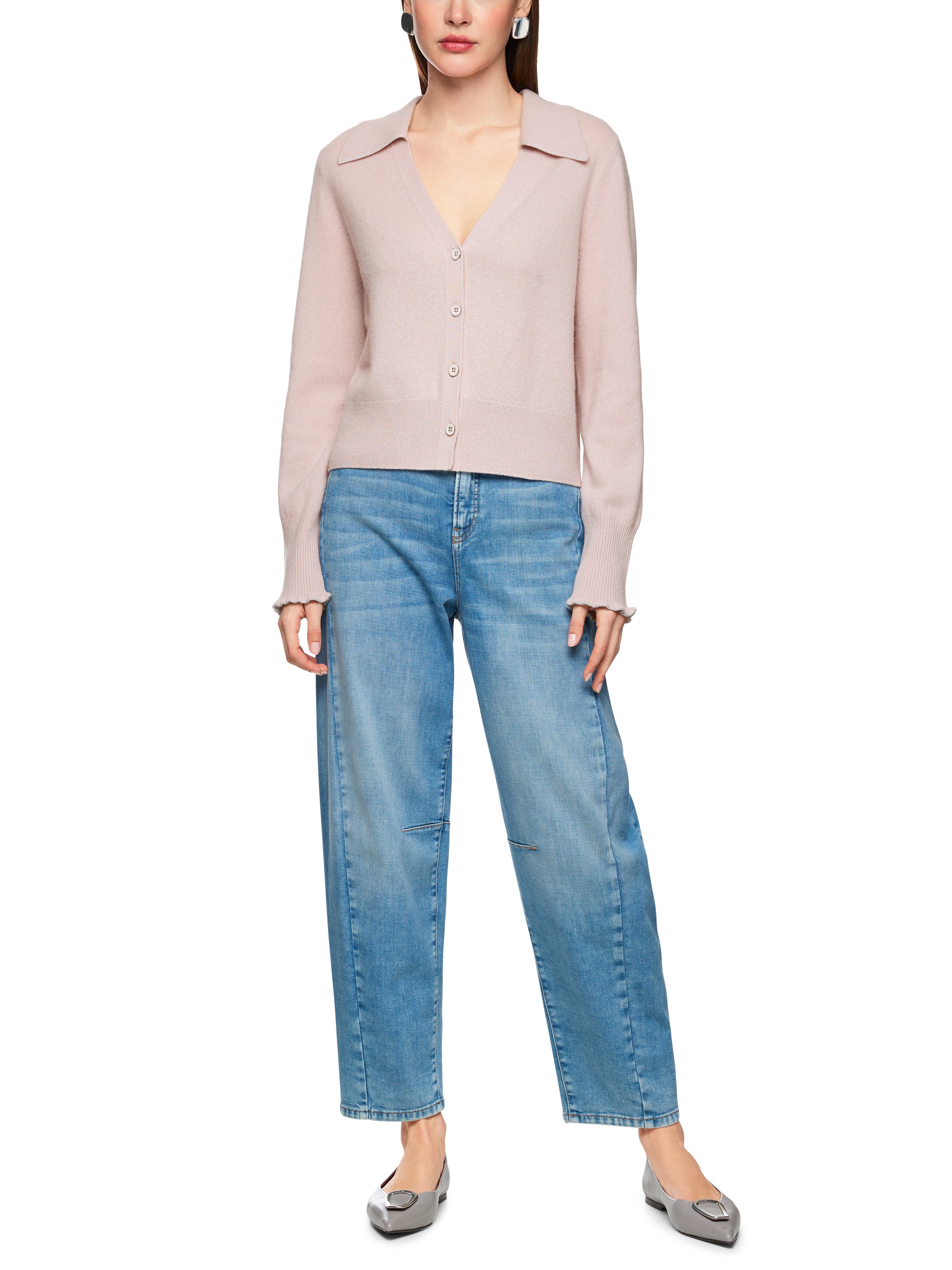 קרדיגן קרופ עשוי קשמיר עם צווארון וסגירת כפתוריםהרכב: 100% קשמירהדוגמנית בגובה 1.79 ולובשת מידה 3 של מארק קיין