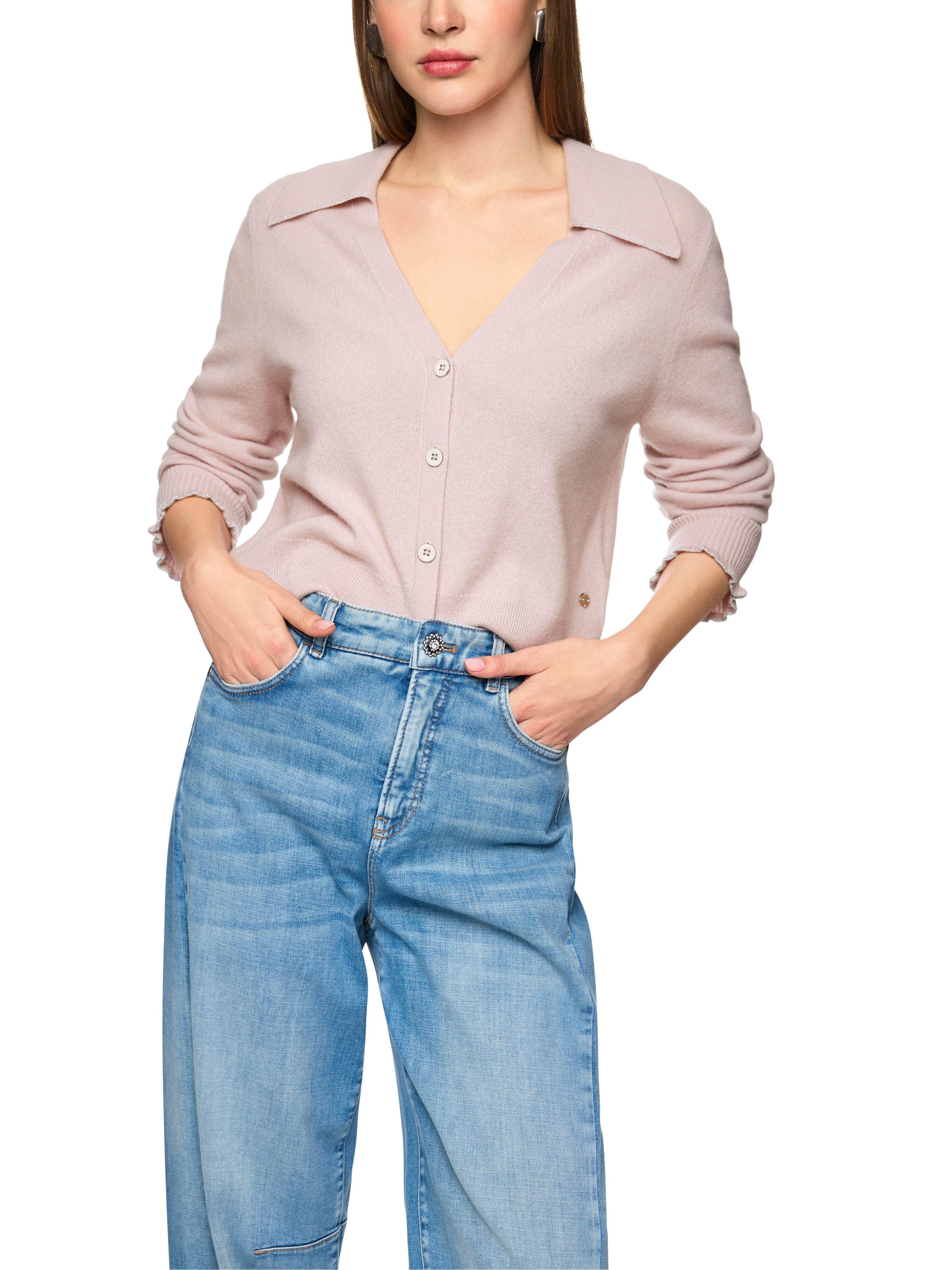 קרדיגן קרופ עשוי קשמיר עם צווארון וסגירת כפתוריםהרכב: 100% קשמירהדוגמנית בגובה 1.79 ולובשת מידה 3 של מארק קיין