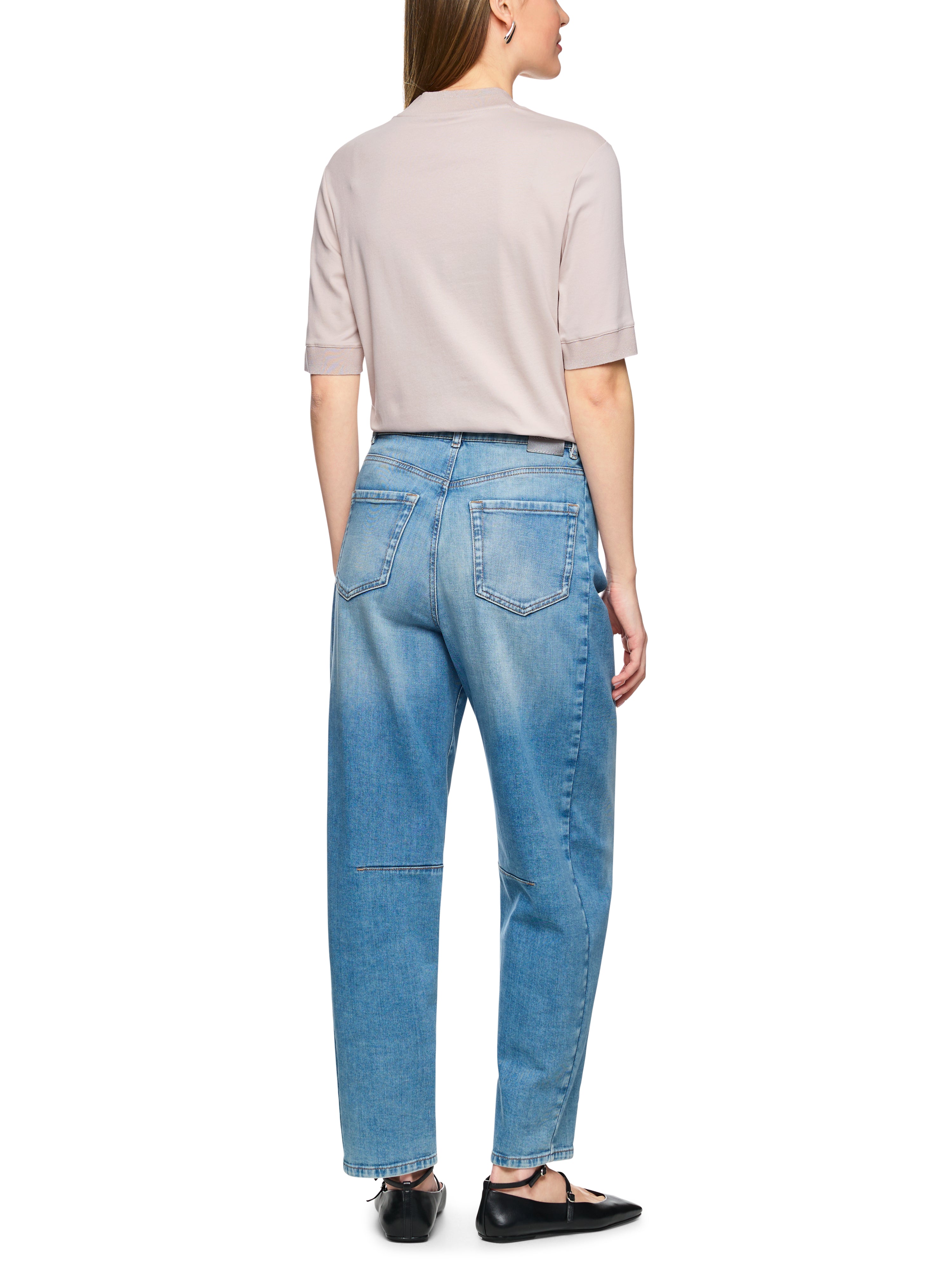 חולצת טי בגזרה צמודה עם צווארון עגולהרכב: 92% כותנה, 8% אלסטןהדוגמנית בגובה 1.79 ולובשת מידה 3 של מארק קיין