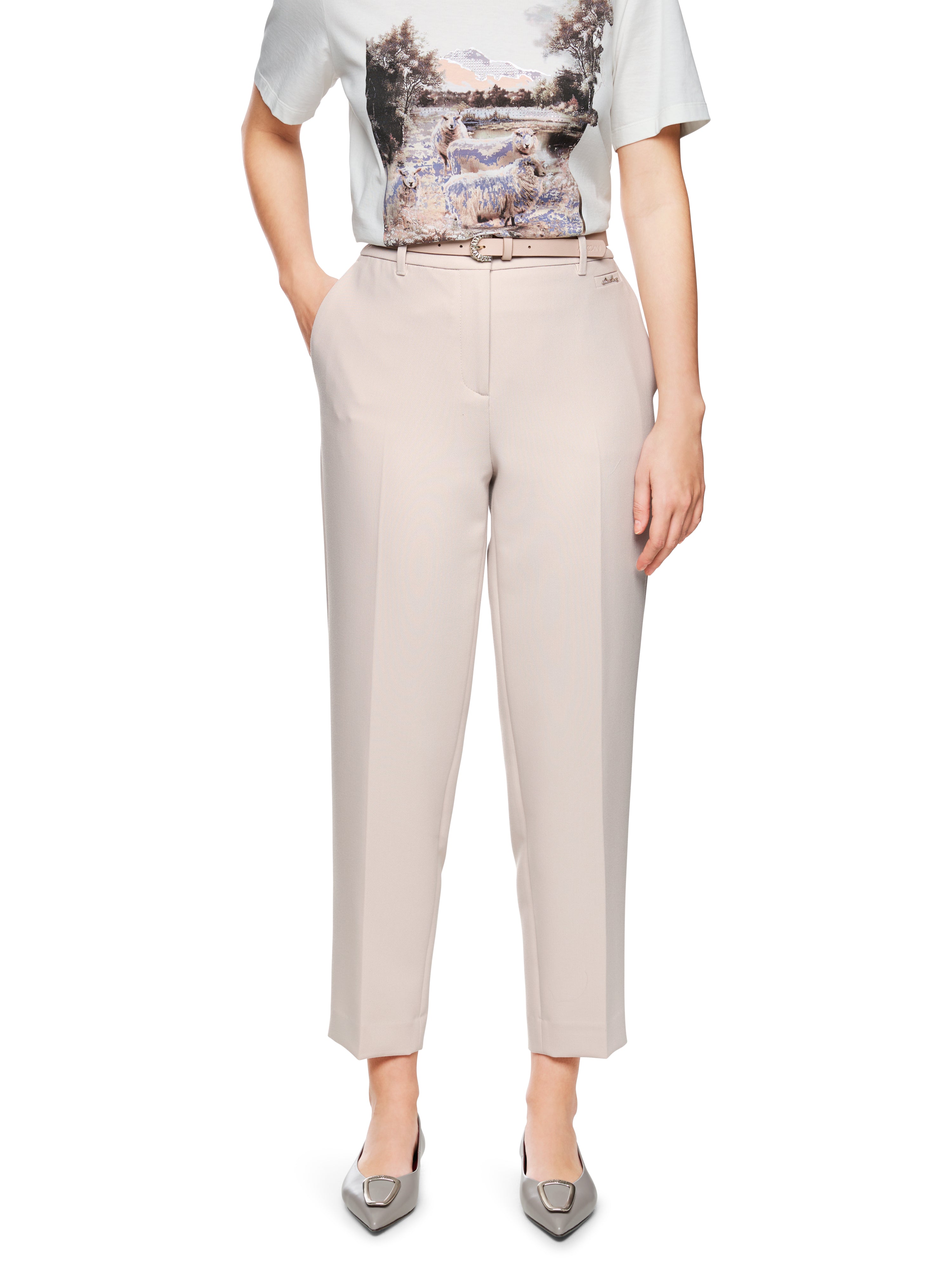 מכנסיים בגזרה ישרה מותן גבוה עם סגירת רוכסן וכפתורהרכב: 40% פוליאסטר, 31% פוליאסטר, 22% ויסקוזה, 7% אלסטןהדוגמנית בגובה 1.79 ולובשת מידה 3 של מארק קיין