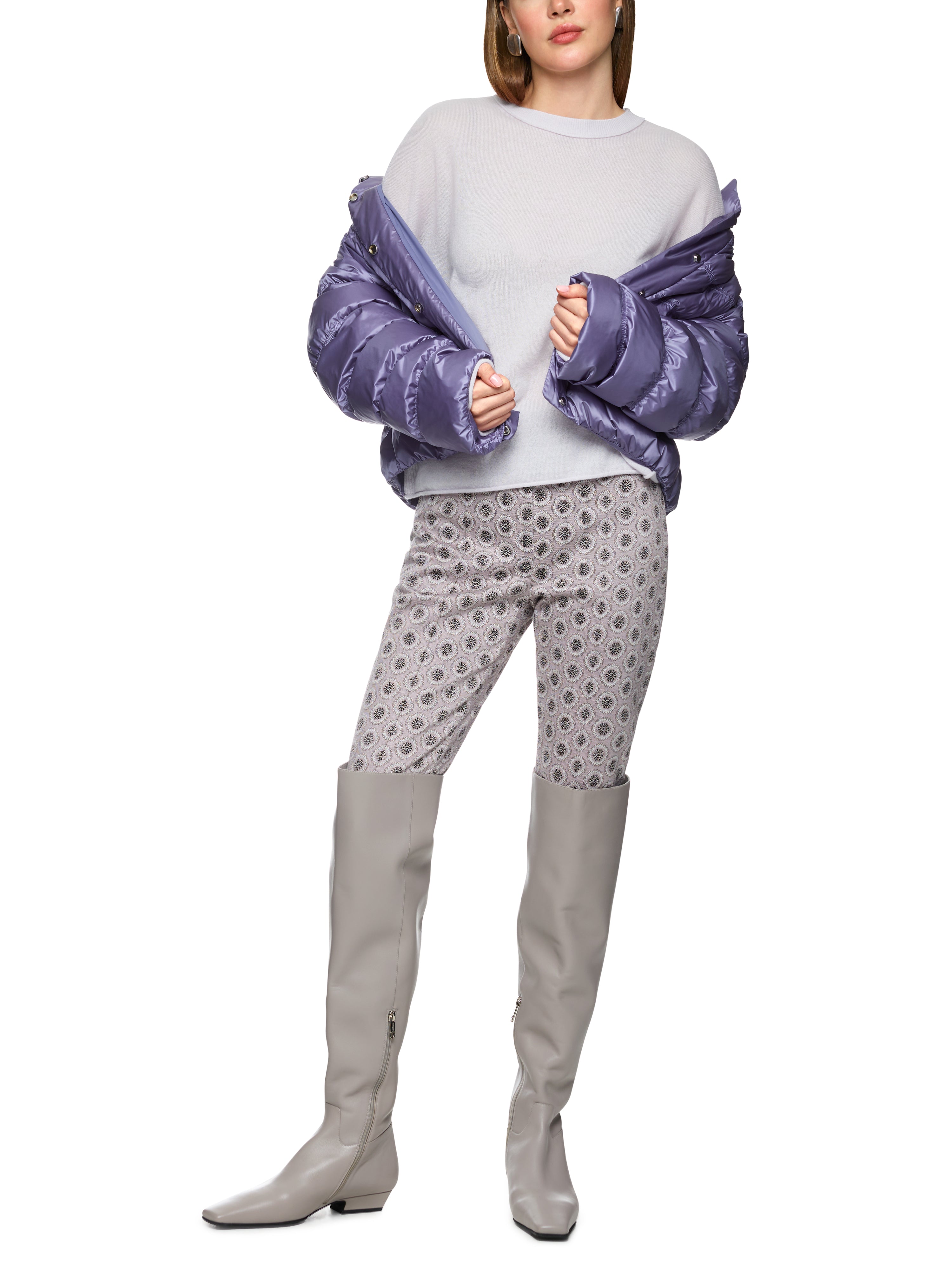 סוודר קשמיר קז'ואל עם שרוולים ארוכים וצווארון עגולהרכב: 100% קשמירהדוגמנית בגובה 1.79 ולובשת מידה 3 של מארק קיין