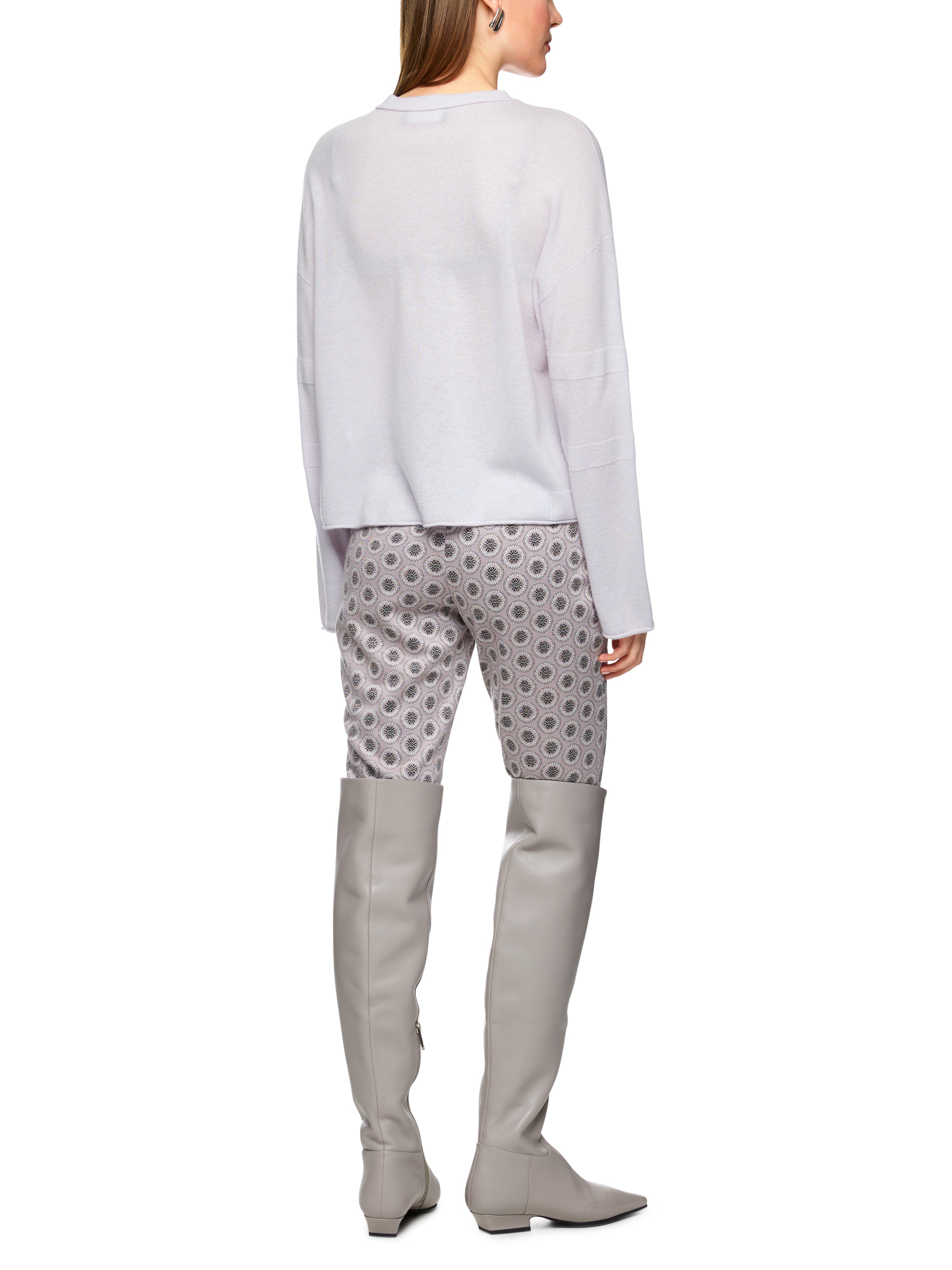 סוודר קשמיר קז'ואל עם שרוולים ארוכים וצווארון עגולהרכב: 100% קשמירהדוגמנית בגובה 1.79 ולובשת מידה 3 של מארק קיין