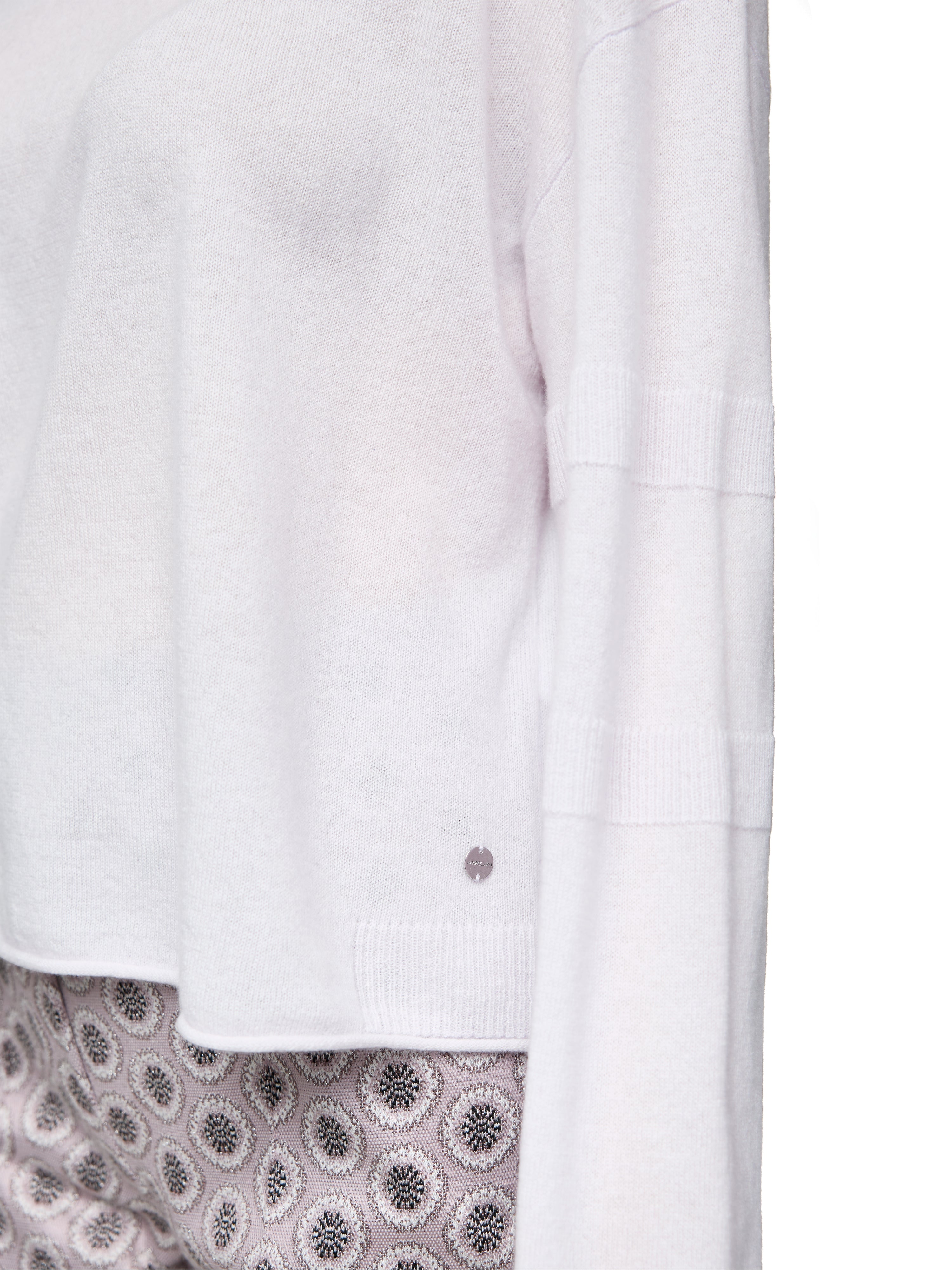 סוודר קשמיר קז'ואל עם שרוולים ארוכים וצווארון עגולהרכב: 100% קשמירהדוגמנית בגובה 1.79 ולובשת מידה 3 של מארק קיין