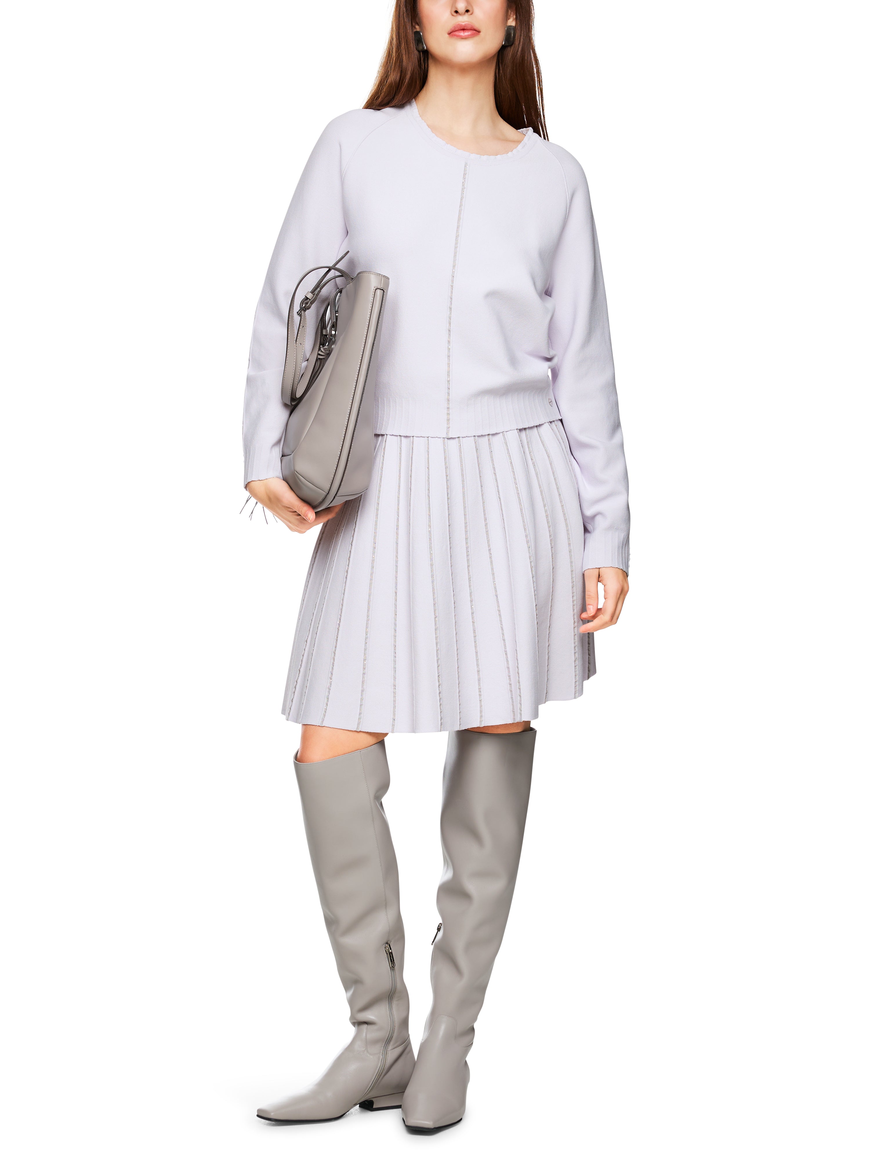 סוודר גזרה צמודה עם שרוולי ראגלן ופסים דקורטיביים בשילוב פאייטיםהרכב: 83% ויסקוזה, 11% פוליאסטר, 6% פוליאמידהדוגמנית בגובה 1.79 ולובשת מידה 3 של מארק קיין