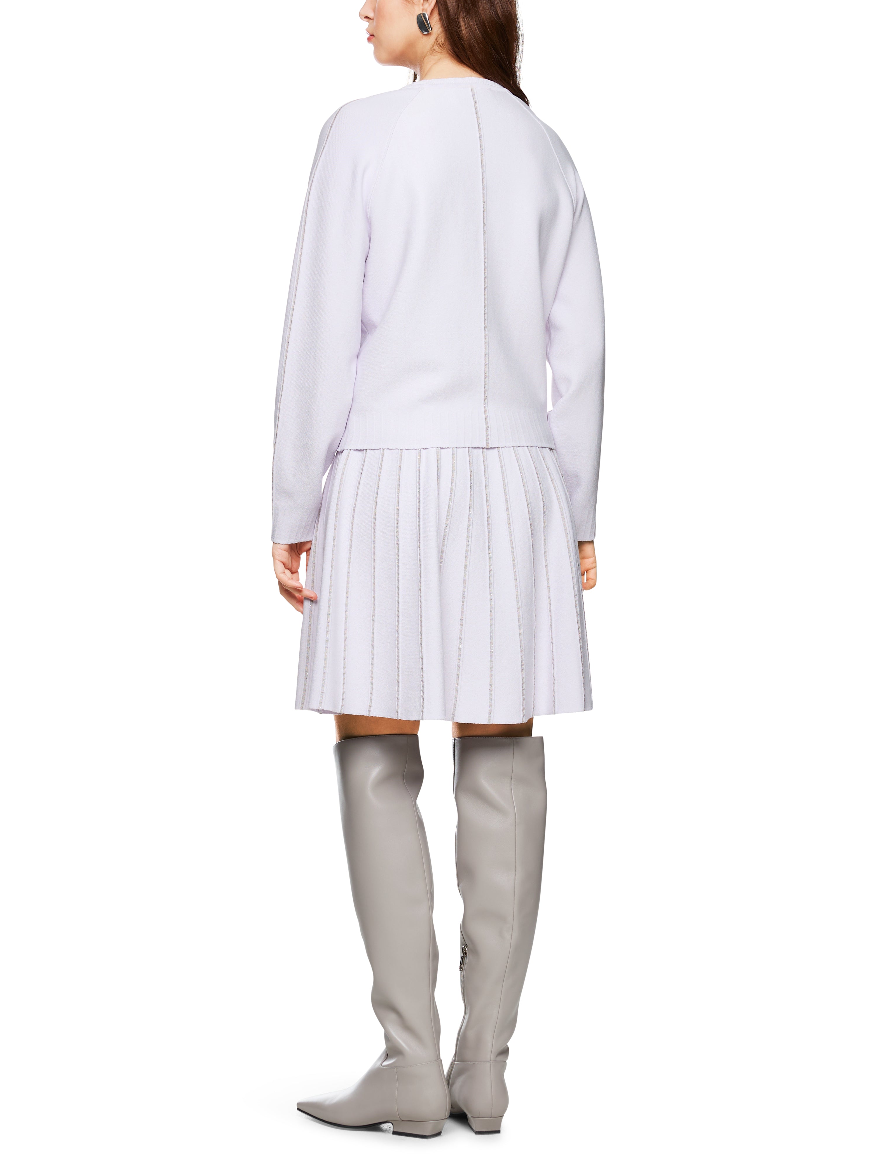 סוודר גזרה צמודה עם שרוולי ראגלן ופסים דקורטיביים בשילוב פאייטיםהרכב: 83% ויסקוזה, 11% פוליאסטר, 6% פוליאמידהדוגמנית בגובה 1.79 ולובשת מידה 3 של מארק קיין