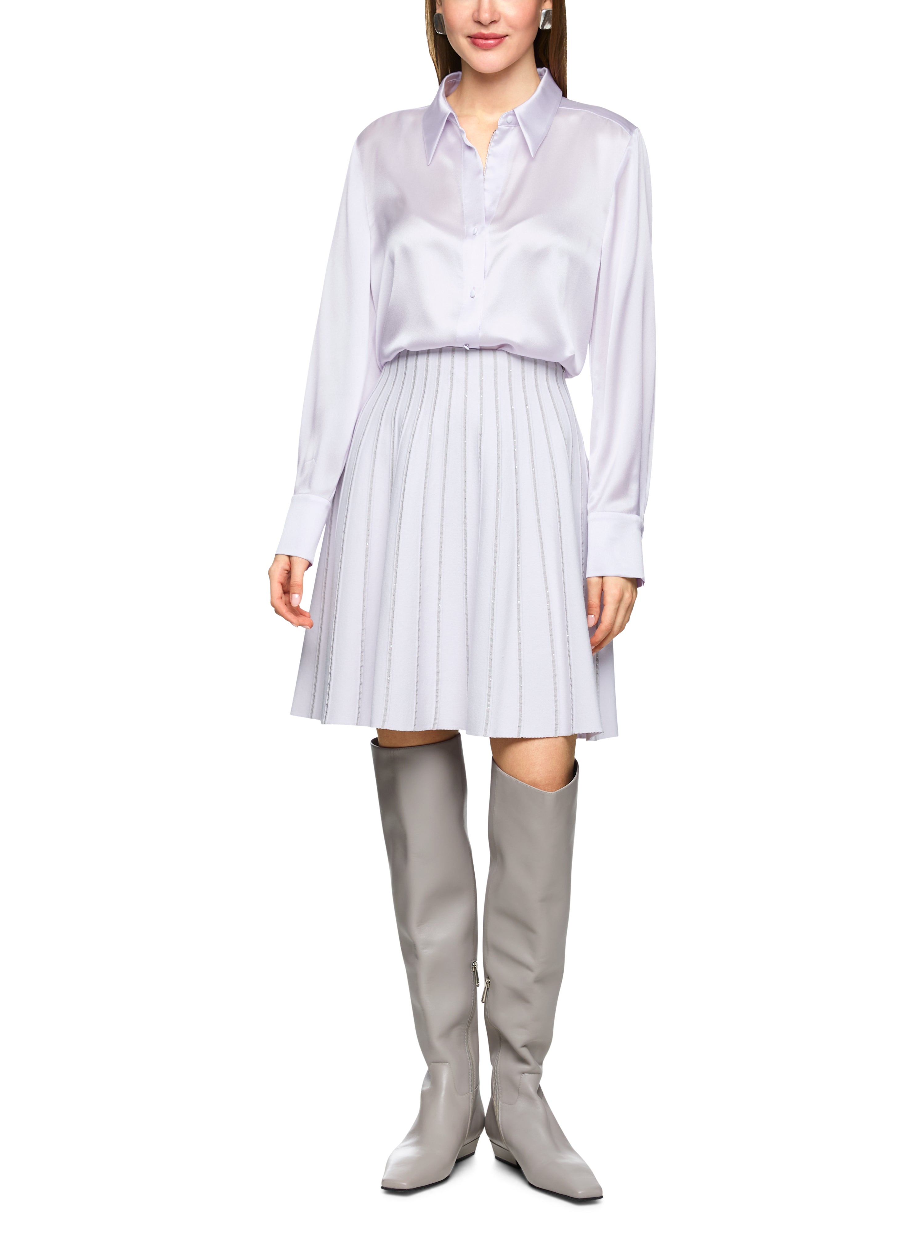 חולצה קלאסית עשויה משי בעלת גזרה ישרה וצווארון מוחדדהרכב: 100% משיהדוגמנית בגובה 1.79 ולובשת מידה 3 של מארק קיין