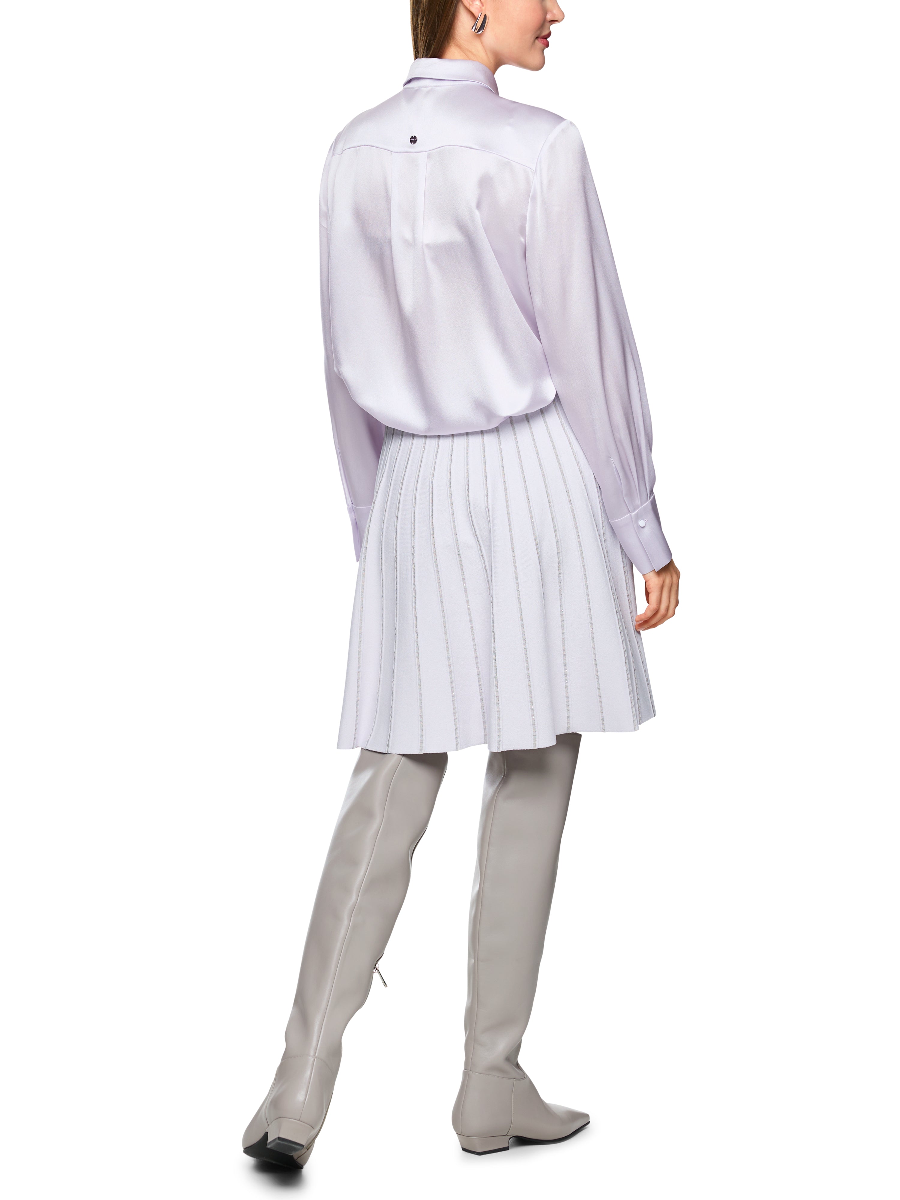 חולצה קלאסית עשויה משי בעלת גזרה ישרה וצווארון מוחדדהרכב: 100% משיהדוגמנית בגובה 1.79 ולובשת מידה 3 של מארק קיין