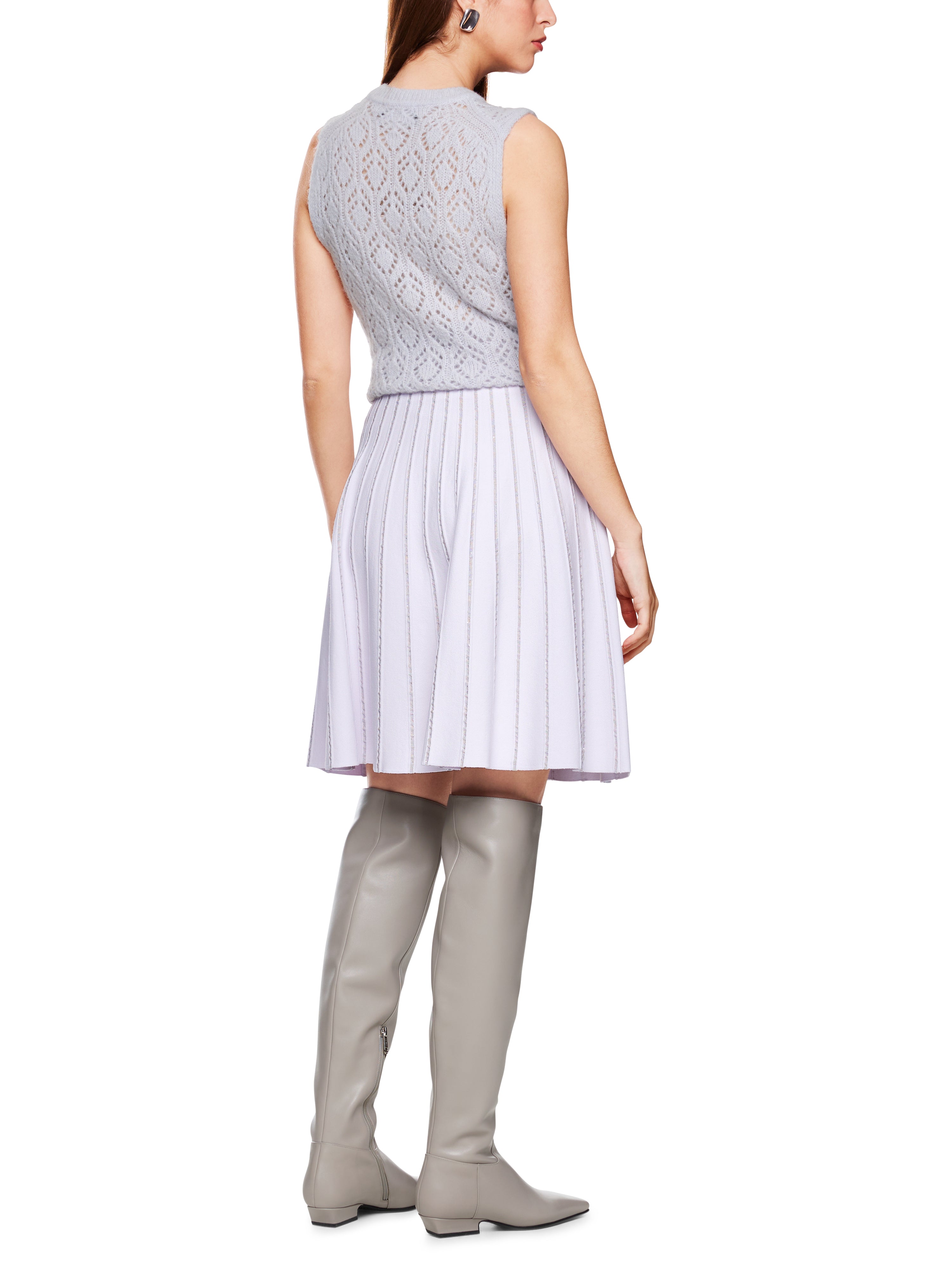 חצאית סרוגה בגזרה A עם פסים בשילוב פאייטיםהרכב: 79% ויסקוזה, 11% פוליאסטר, 10% פוליאמידהדוגמנית בגובה 1.79 ולובשת מידה 3 של מארק קיין