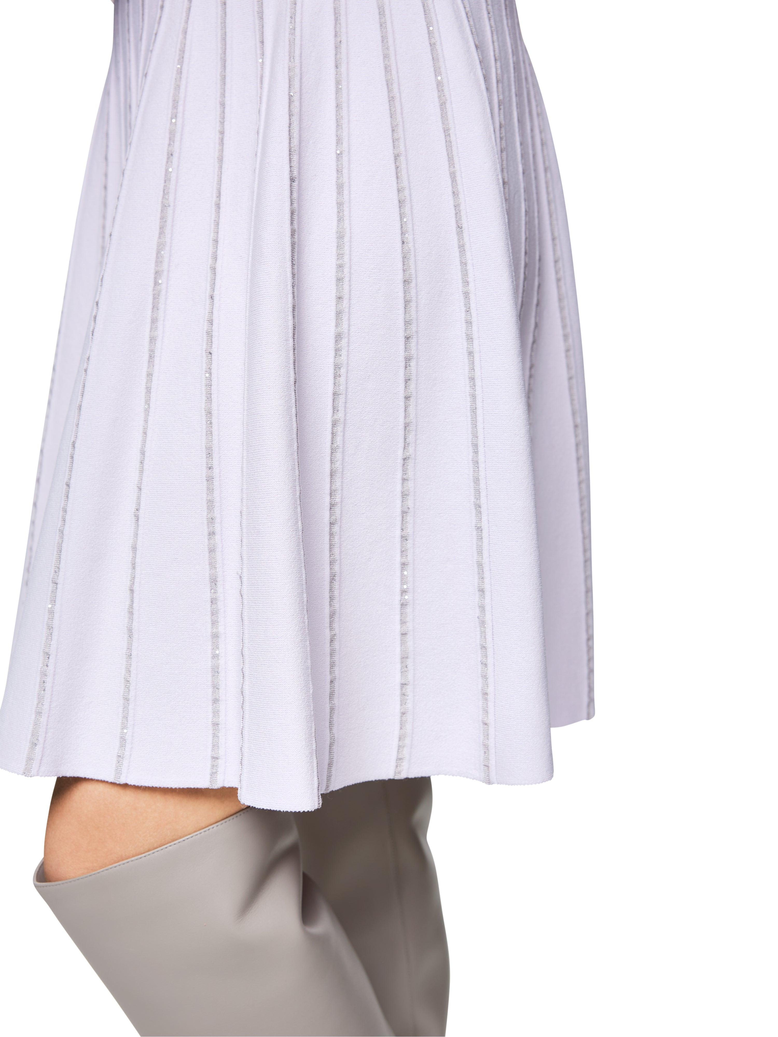 חצאית סרוגה בגזרה A עם פסים בשילוב פאייטיםהרכב: 79% ויסקוזה, 11% פוליאסטר, 10% פוליאמידהדוגמנית בגובה 1.79 ולובשת מידה 3 של מארק קיין