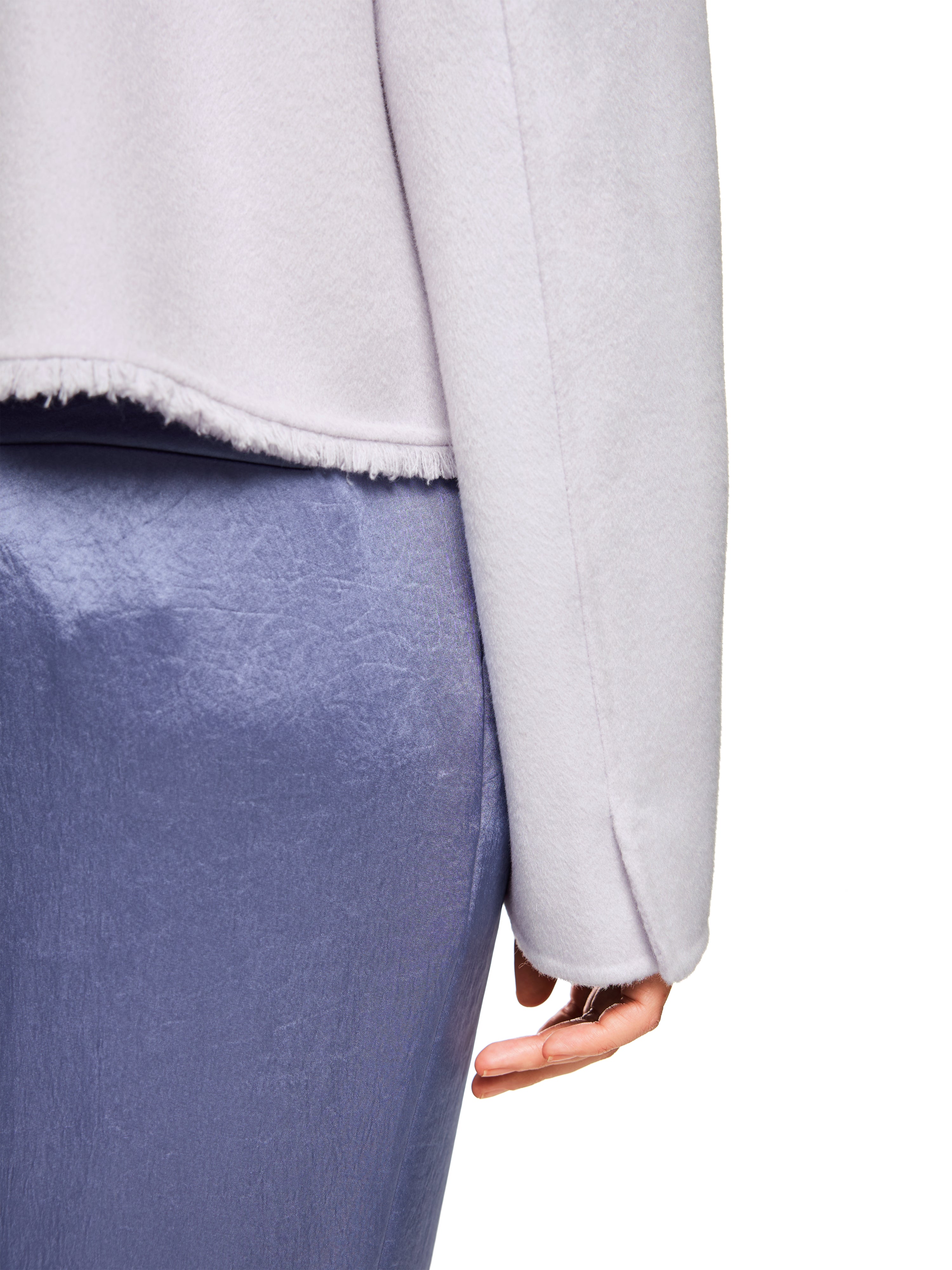 ז'קט בגזרה קצרה וצווארון עגולהרכב: 100% צמרהדוגמנית בגובה 1.79 ולובשת מידה 3 של מארק קיין