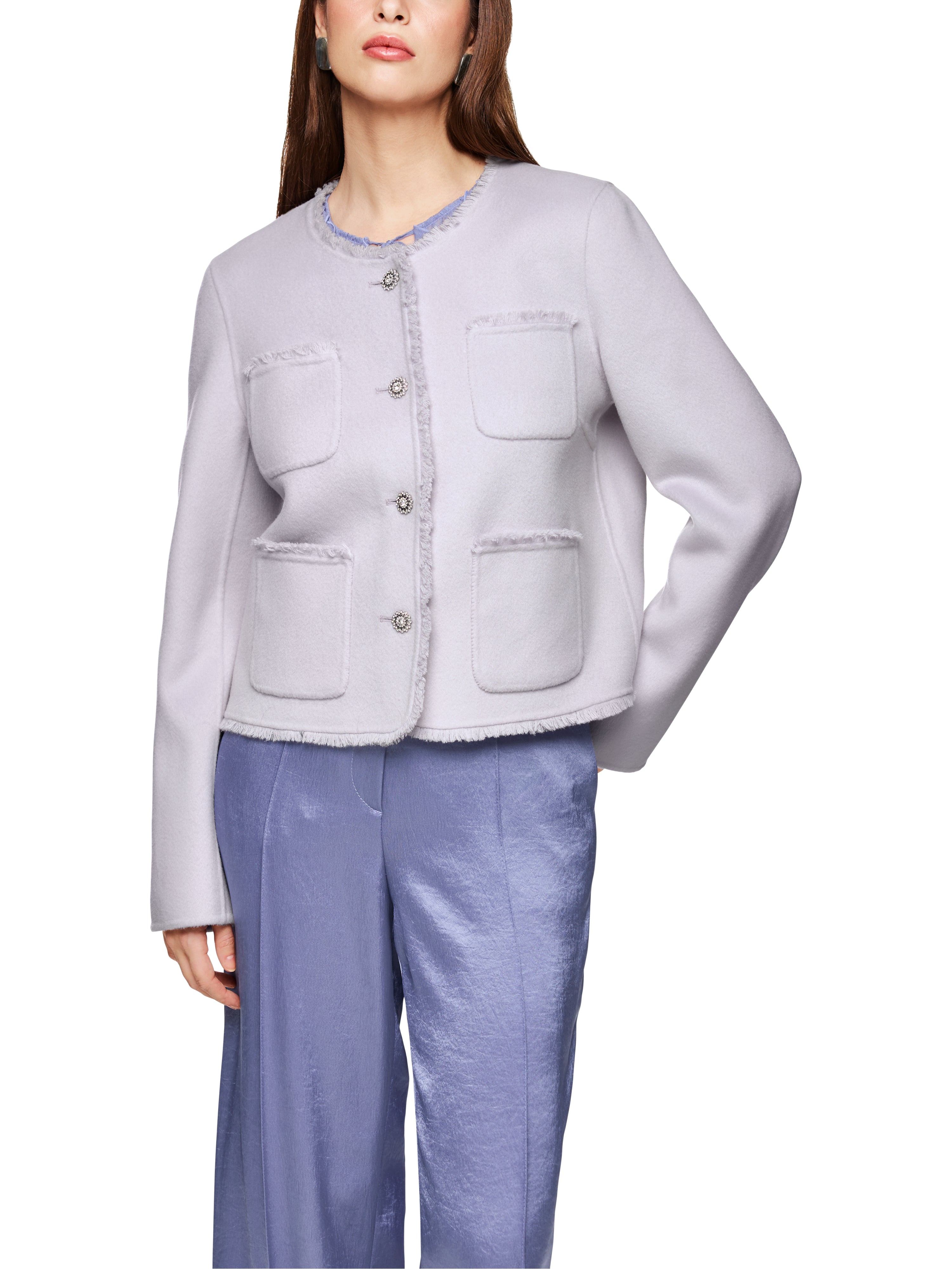 ז'קט בגזרה קצרה וצווארון עגולהרכב: 100% צמרהדוגמנית בגובה 1.79 ולובשת מידה 3 של מארק קיין