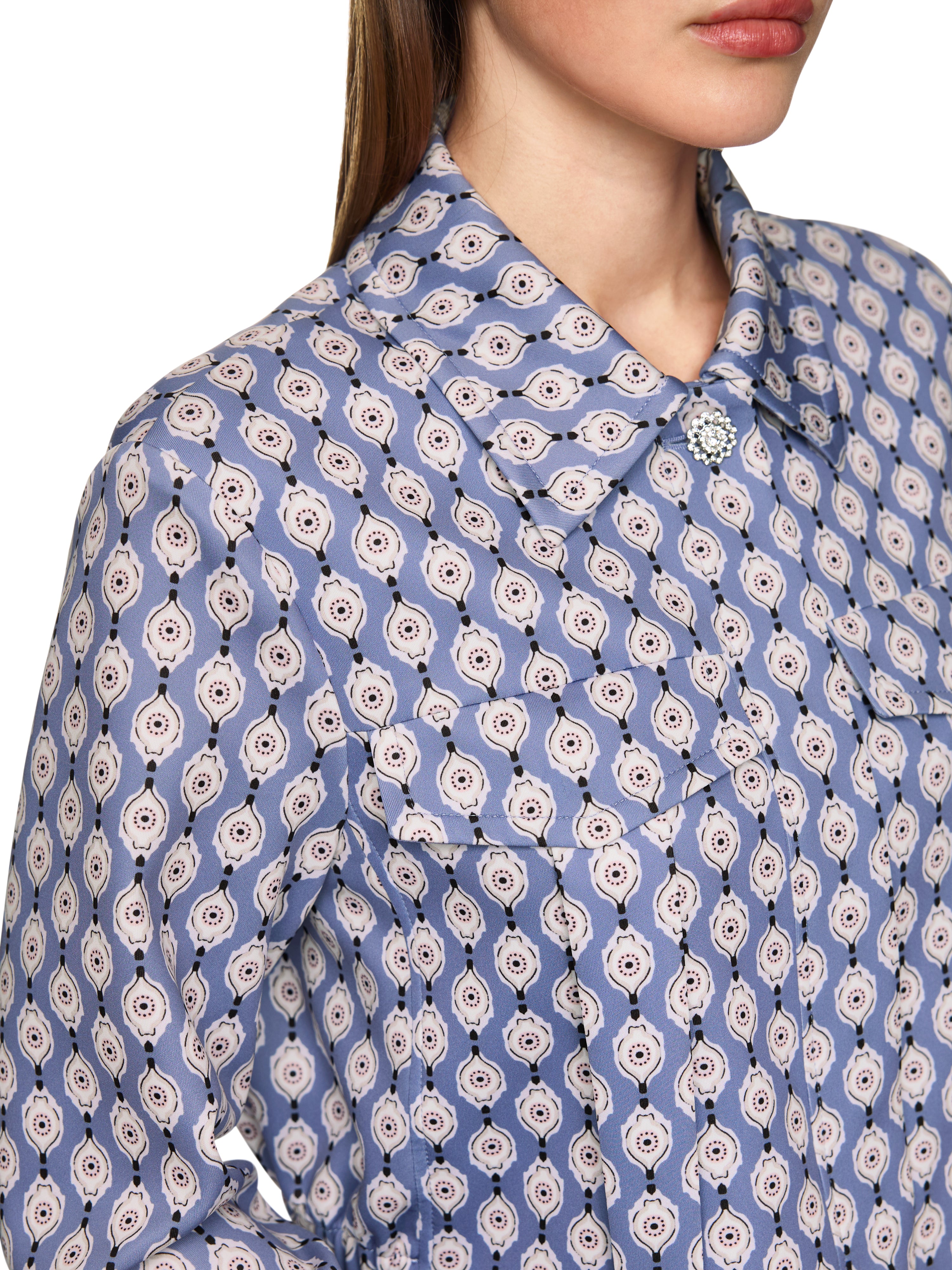 ז'קט קרופ עשוי בד סקובה בגזרה ישרה עם הדפס הרכב: 87% פוליאסטר, 13% אלסטןהדוגמנית בגובה 1.79 ולובשת מידה 3 של מארק קיין