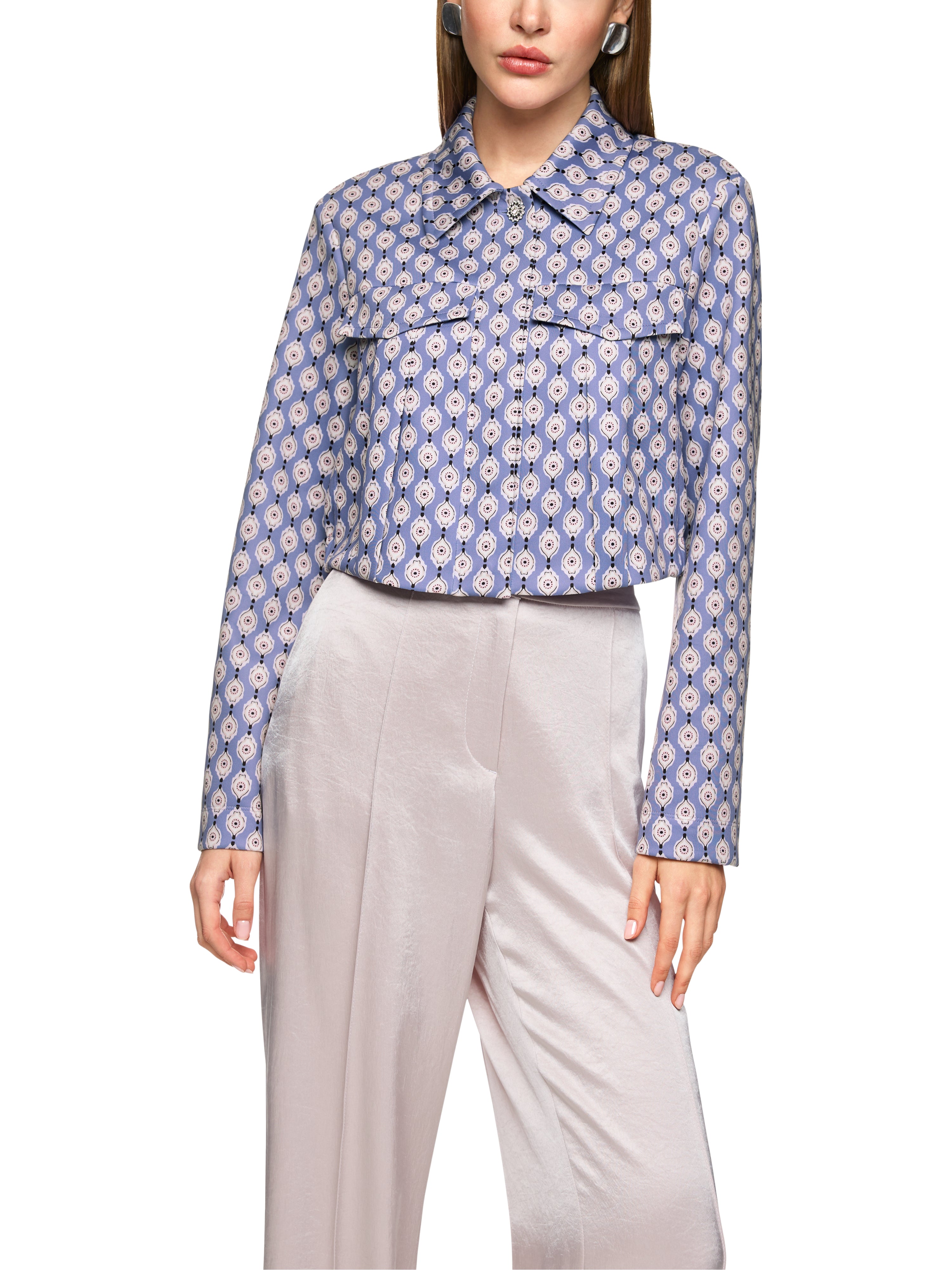 ז'קט קרופ עשוי בד סקובה בגזרה ישרה עם הדפס הרכב: 87% פוליאסטר, 13% אלסטןהדוגמנית בגובה 1.79 ולובשת מידה 3 של מארק קיין